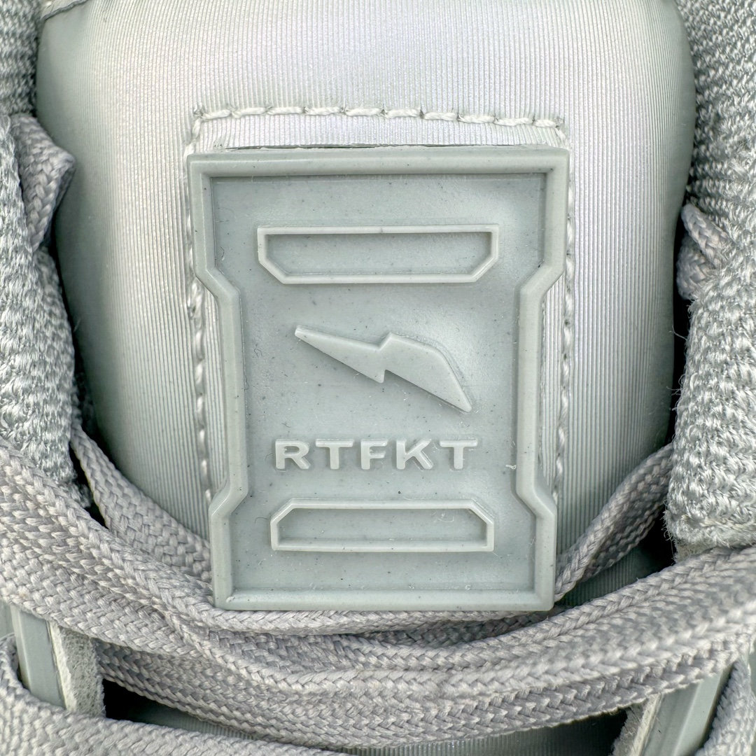 图片[19]-RTFKT Studios x NK Dunk Genesis Low\\\”OG Ghost\\\”扣篮元宇宙系列经典低帮休闲运动滑板板鞋“联名幽灵灰冰蓝”HF0438-001 虚拟数字时尚单位 RTFKT Studios 在 2021 年被 Nike 收购后，人气可谓迅速攀升，现在堪称元宇宙领域的顶流。并且与包括村上隆在内的多个艺术家联名，推出了超多联名配色，就连 Nike 创始人菲尔·奈特都亲自尝试体验。近期，RTFKT Studios 与 Nike 再次推出了全新配色鞋款，并且将在潮流集会 ComplexCon 上独家登场。第一双以浅灰色为主调，依旧保留了 RTFKT 经典的科幻属性，虽然配色简单，但却依然吸睛。当然，按照官方拆解来看，鞋舌上的鞋带扣可以进行拆卸，使鞋款更为简约。值得一提的是，中底还搭载着 Air Zoom 气垫，提供优秀的脚感表现。另一双则以黑色、紫色组成，对比上一双而言会更加酷炫，同时也更具未来感。鞋面从细节图上看，貌似是使用了类似 PVC 质感的皮革面料，质感表现不必担心。尺码：40 40.5 41 42 42.5 43 44 44.5 45-选品中心