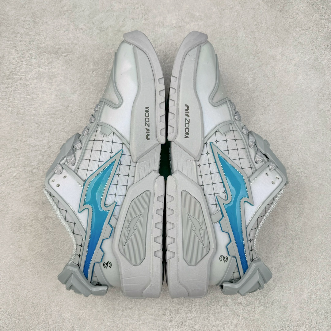 图片[5]-RTFKT Studios x NK Dunk Genesis Low\\\”OG Ghost\\\”扣篮元宇宙系列经典低帮休闲运动滑板板鞋“联名幽灵灰冰蓝”HF0438-001 虚拟数字时尚单位 RTFKT Studios 在 2021 年被 Nike 收购后，人气可谓迅速攀升，现在堪称元宇宙领域的顶流。并且与包括村上隆在内的多个艺术家联名，推出了超多联名配色，就连 Nike 创始人菲尔·奈特都亲自尝试体验。近期，RTFKT Studios 与 Nike 再次推出了全新配色鞋款，并且将在潮流集会 ComplexCon 上独家登场。第一双以浅灰色为主调，依旧保留了 RTFKT 经典的科幻属性，虽然配色简单，但却依然吸睛。当然，按照官方拆解来看，鞋舌上的鞋带扣可以进行拆卸，使鞋款更为简约。值得一提的是，中底还搭载着 Air Zoom 气垫，提供优秀的脚感表现。另一双则以黑色、紫色组成，对比上一双而言会更加酷炫，同时也更具未来感。鞋面从细节图上看，貌似是使用了类似 PVC 质感的皮革面料，质感表现不必担心。尺码：40 40.5 41 42 42.5 43 44 44.5 45-选品中心