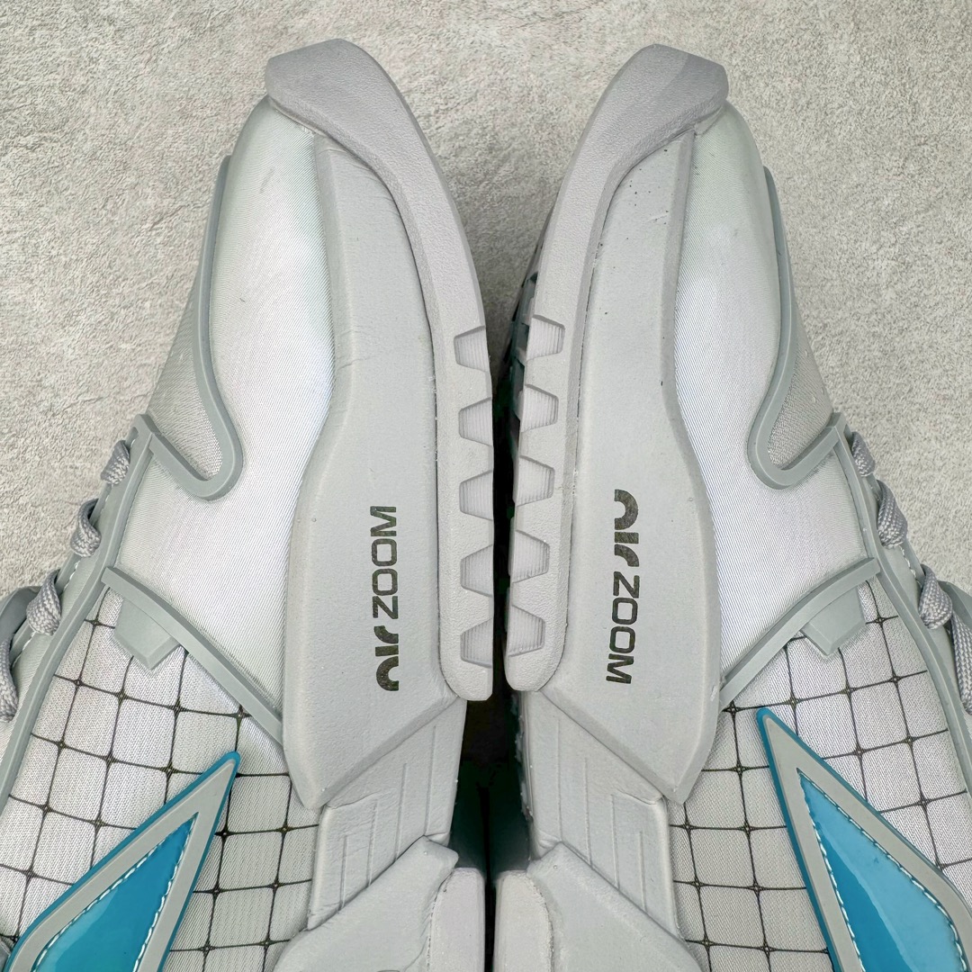 图片[13]-RTFKT Studios x NK Dunk Genesis Low\\\”OG Ghost\\\”扣篮元宇宙系列经典低帮休闲运动滑板板鞋“联名幽灵灰冰蓝”HF0438-001 虚拟数字时尚单位 RTFKT Studios 在 2021 年被 Nike 收购后，人气可谓迅速攀升，现在堪称元宇宙领域的顶流。并且与包括村上隆在内的多个艺术家联名，推出了超多联名配色，就连 Nike 创始人菲尔·奈特都亲自尝试体验。近期，RTFKT Studios 与 Nike 再次推出了全新配色鞋款，并且将在潮流集会 ComplexCon 上独家登场。第一双以浅灰色为主调，依旧保留了 RTFKT 经典的科幻属性，虽然配色简单，但却依然吸睛。当然，按照官方拆解来看，鞋舌上的鞋带扣可以进行拆卸，使鞋款更为简约。值得一提的是，中底还搭载着 Air Zoom 气垫，提供优秀的脚感表现。另一双则以黑色、紫色组成，对比上一双而言会更加酷炫，同时也更具未来感。鞋面从细节图上看，貌似是使用了类似 PVC 质感的皮革面料，质感表现不必担心。尺码：40 40.5 41 42 42.5 43 44 44.5 45-选品中心