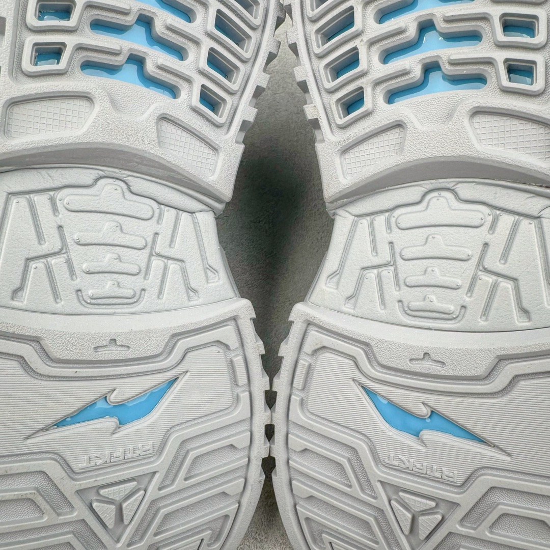 图片[15]-RTFKT Studios x NK Dunk Genesis Low\\\”OG Ghost\\\”扣篮元宇宙系列经典低帮休闲运动滑板板鞋“联名幽灵灰冰蓝”HF0438-001 虚拟数字时尚单位 RTFKT Studios 在 2021 年被 Nike 收购后，人气可谓迅速攀升，现在堪称元宇宙领域的顶流。并且与包括村上隆在内的多个艺术家联名，推出了超多联名配色，就连 Nike 创始人菲尔·奈特都亲自尝试体验。近期，RTFKT Studios 与 Nike 再次推出了全新配色鞋款，并且将在潮流集会 ComplexCon 上独家登场。第一双以浅灰色为主调，依旧保留了 RTFKT 经典的科幻属性，虽然配色简单，但却依然吸睛。当然，按照官方拆解来看，鞋舌上的鞋带扣可以进行拆卸，使鞋款更为简约。值得一提的是，中底还搭载着 Air Zoom 气垫，提供优秀的脚感表现。另一双则以黑色、紫色组成，对比上一双而言会更加酷炫，同时也更具未来感。鞋面从细节图上看，貌似是使用了类似 PVC 质感的皮革面料，质感表现不必担心。尺码：40 40.5 41 42 42.5 43 44 44.5 45-选品中心