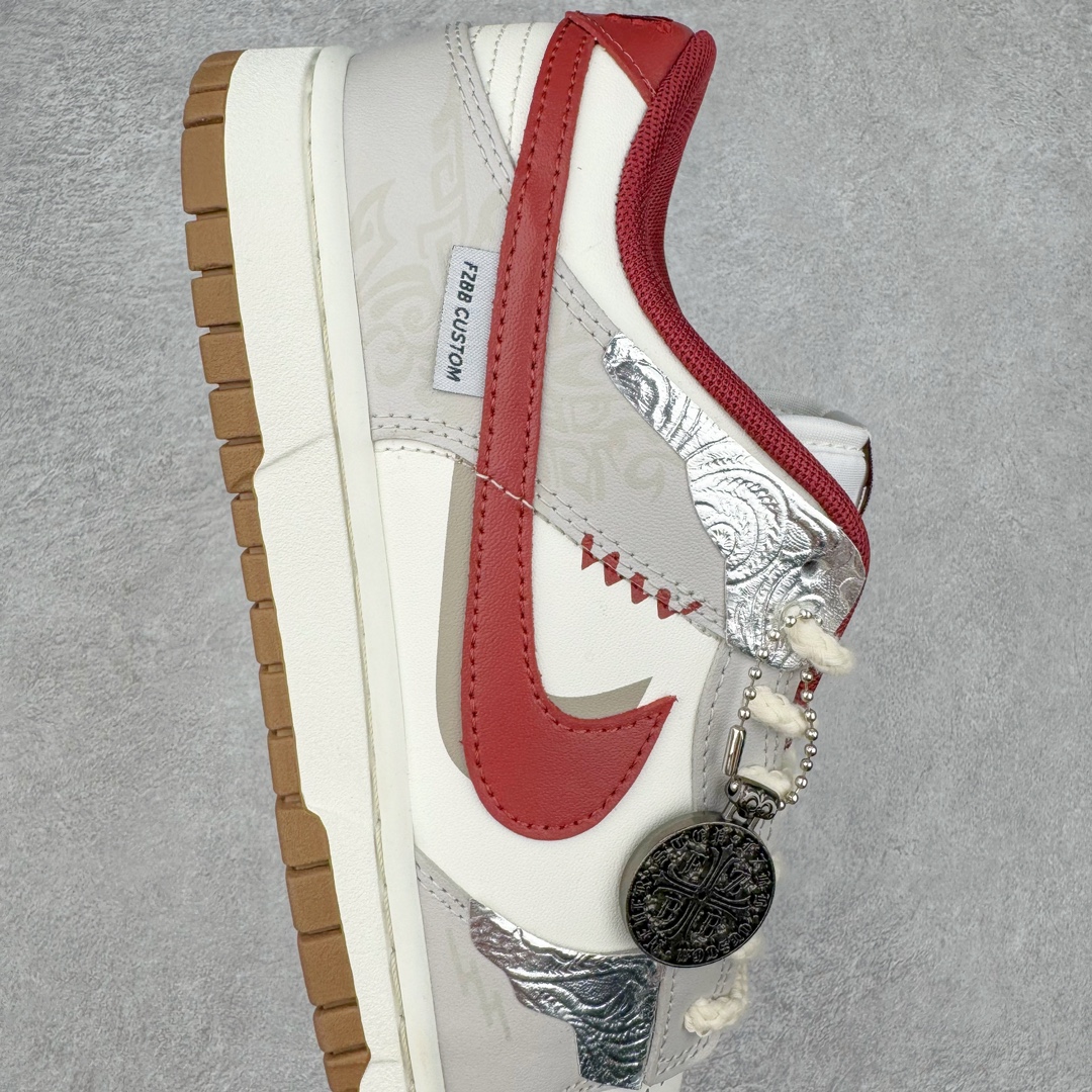 图片[6]-＃YC纯原 NK Dunk Low 国风礼盒红米 FB7160-161 定制系列天花板 无原鞋不开发 全系列得物原鞋一比一校对开发 配色持续更新中 终端对接 优势输出 全套原厂楦头原纸板数据档案倾力打造 原汁原味莞产 极致还原 圈内最强针车工艺 高端零售指定版 广东原厂配套原盒原标 鞋盒分三个尺码段 原厂冲刀 超高清洁度 全鞋零毛边皮料切割 采用原厂百宏鞋带以及原厂百宏织唛舌标 内标可供原厂几率过验 进口原装条纹中底布 四线拉帮白色点胶 原厂拉帮手法遵循公司 原厂电绣 极致还原 尺码：40 40.5 41 42 42.5 43 44 44.5 45 46-选品中心