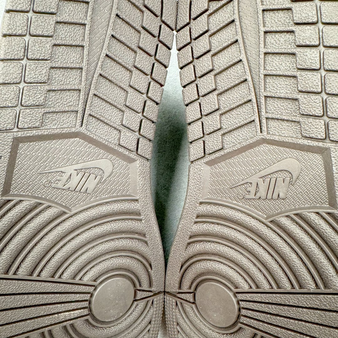 图片[19]-＃PK纯原 Travis Scott x Air Jordan AJ1 Low OG SP TS联名倒钩9.0低帮 黑棕 DM7688-202 圈内最强倒钩系列 高端零售特供批次 产品品控稳定性领先行业 各方面均可对飙L版 良心定价不杀猪 SZ原厂全套原楦原纸板冲刀磨具开发 原厂皮料加持 原厂港宝加持定型后跟R度完美 同源原厂电绣 鬼脸飞翼针数密度立体效果一致 百分百一致原鞋 原厂拉帮工艺 针距密度一致 后跟弧度收口自然不对折 极致一眼正品既视感 进口玻璃冲刀皮料裁剪零毛边 全鞋电脑针车工艺 品控清洁度最高QC检验标准 免检产品 原厂订购鞋盒、鞋标、防尘纸、鞋撑、鞋带 追求极致的原厂味道 尺码：36 36.5 37.5 38 38.5 39 40 40.5 41 42 42.5 43 44 44.5 45 46 47.5-选品中心