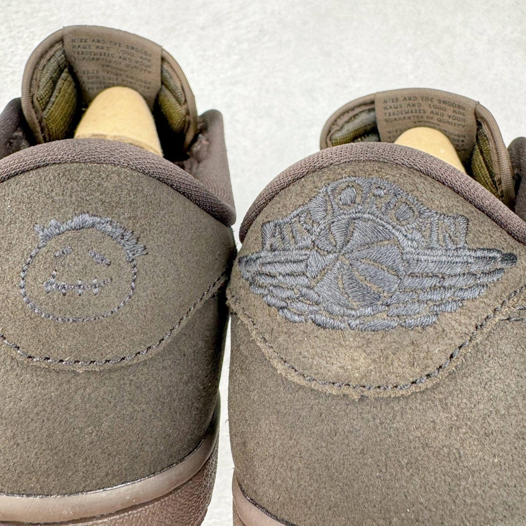 图片[20]-＃PK纯原 Travis Scott x Air Jordan AJ1 Low OG SP TS联名倒钩9.0低帮 黑棕 DM7688-202 圈内最强倒钩系列 高端零售特供批次 产品品控稳定性领先行业 各方面均可对飙L版 良心定价不杀猪 SZ原厂全套原楦原纸板冲刀磨具开发 原厂皮料加持 原厂港宝加持定型后跟R度完美 同源原厂电绣 鬼脸飞翼针数密度立体效果一致 百分百一致原鞋 原厂拉帮工艺 针距密度一致 后跟弧度收口自然不对折 极致一眼正品既视感 进口玻璃冲刀皮料裁剪零毛边 全鞋电脑针车工艺 品控清洁度最高QC检验标准 免检产品 原厂订购鞋盒、鞋标、防尘纸、鞋撑、鞋带 追求极致的原厂味道 尺码：36 36.5 37.5 38 38.5 39 40 40.5 41 42 42.5 43 44 44.5 45 46 47.5-选品中心