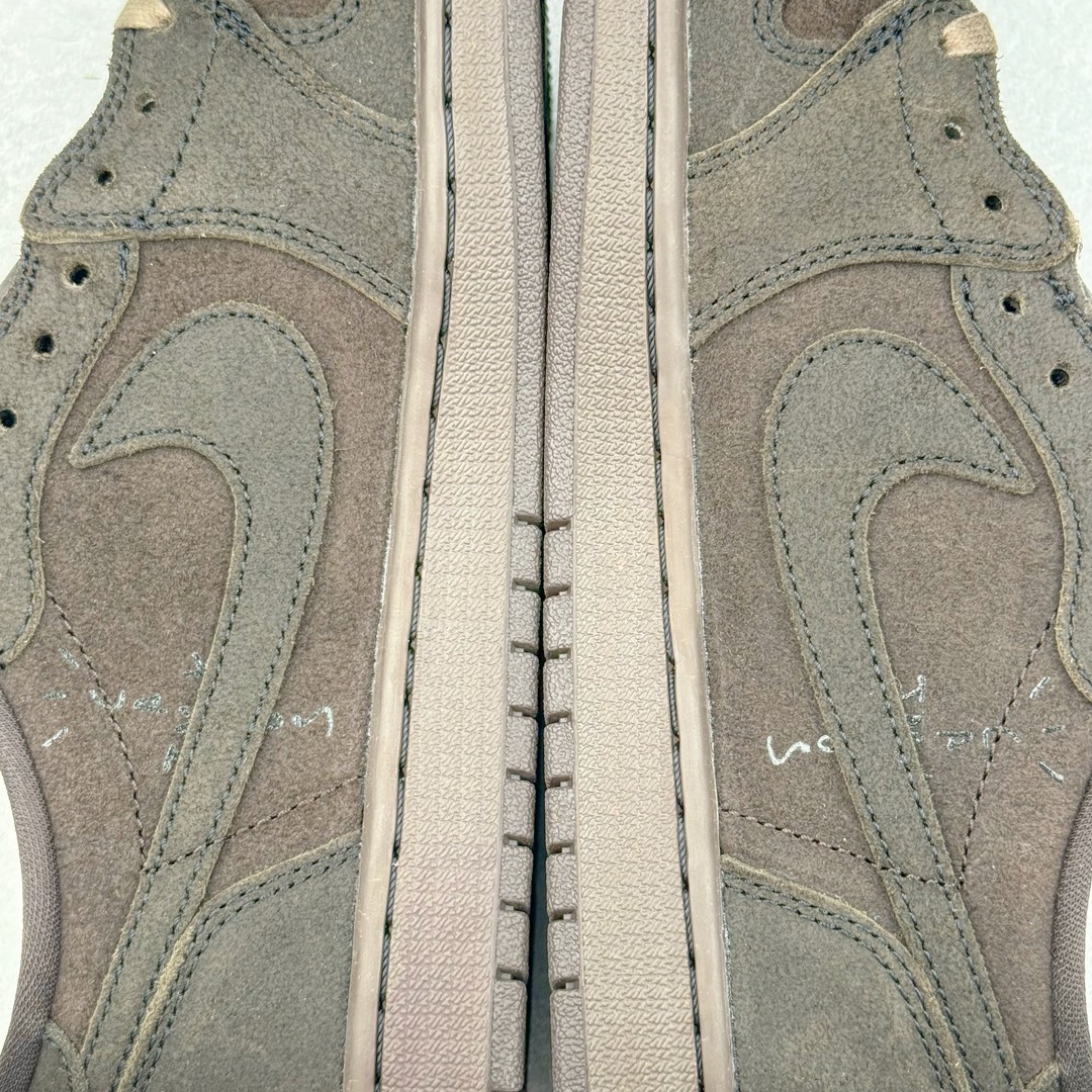 图片[17]-＃PK纯原 Travis Scott x Air Jordan AJ1 Low OG SP TS联名倒钩9.0低帮 黑棕 DM7688-202 圈内最强倒钩系列 高端零售特供批次 产品品控稳定性领先行业 各方面均可对飙L版 良心定价不杀猪 SZ原厂全套原楦原纸板冲刀磨具开发 原厂皮料加持 原厂港宝加持定型后跟R度完美 同源原厂电绣 鬼脸飞翼针数密度立体效果一致 百分百一致原鞋 原厂拉帮工艺 针距密度一致 后跟弧度收口自然不对折 极致一眼正品既视感 进口玻璃冲刀皮料裁剪零毛边 全鞋电脑针车工艺 品控清洁度最高QC检验标准 免检产品 原厂订购鞋盒、鞋标、防尘纸、鞋撑、鞋带 追求极致的原厂味道 尺码：36 36.5 37.5 38 38.5 39 40 40.5 41 42 42.5 43 44 44.5 45 46 47.5-选品中心