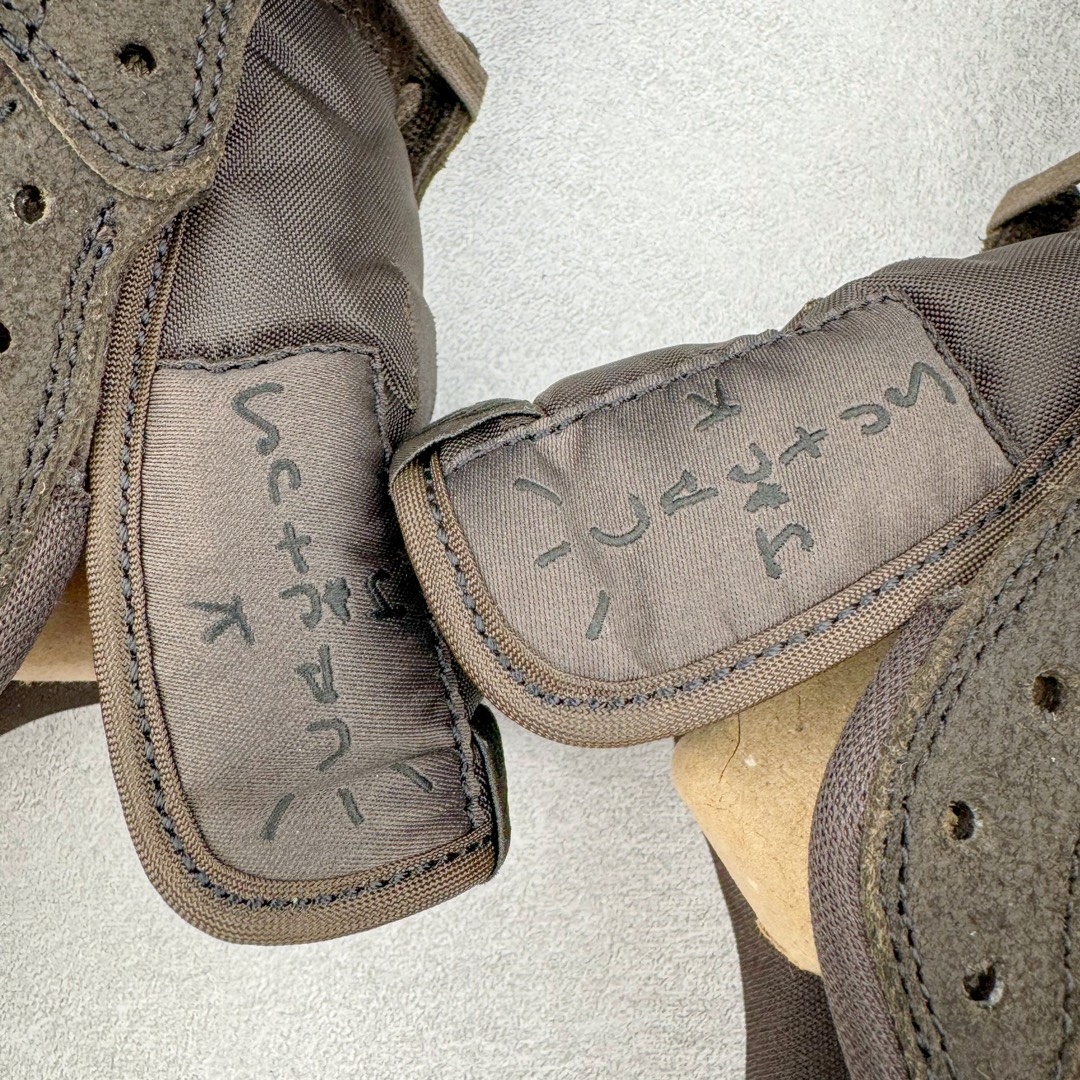 图片[18]-＃PK纯原 Travis Scott x Air Jordan AJ1 Low OG SP TS联名倒钩9.0低帮 黑棕 DM7688-202 圈内最强倒钩系列 高端零售特供批次 产品品控稳定性领先行业 各方面均可对飙L版 良心定价不杀猪 SZ原厂全套原楦原纸板冲刀磨具开发 原厂皮料加持 原厂港宝加持定型后跟R度完美 同源原厂电绣 鬼脸飞翼针数密度立体效果一致 百分百一致原鞋 原厂拉帮工艺 针距密度一致 后跟弧度收口自然不对折 极致一眼正品既视感 进口玻璃冲刀皮料裁剪零毛边 全鞋电脑针车工艺 品控清洁度最高QC检验标准 免检产品 原厂订购鞋盒、鞋标、防尘纸、鞋撑、鞋带 追求极致的原厂味道 尺码：36 36.5 37.5 38 38.5 39 40 40.5 41 42 42.5 43 44 44.5 45 46 47.5-选品中心