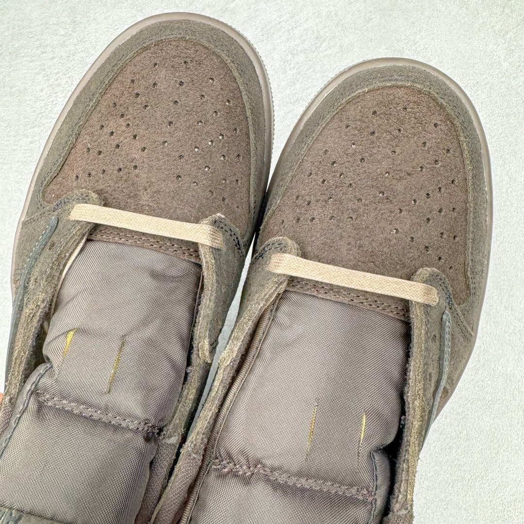 图片[8]-＃PK纯原 Travis Scott x Air Jordan AJ1 Low OG SP TS联名倒钩9.0低帮 黑棕 DM7688-202 圈内最强倒钩系列 高端零售特供批次 产品品控稳定性领先行业 各方面均可对飙L版 良心定价不杀猪 SZ原厂全套原楦原纸板冲刀磨具开发 原厂皮料加持 原厂港宝加持定型后跟R度完美 同源原厂电绣 鬼脸飞翼针数密度立体效果一致 百分百一致原鞋 原厂拉帮工艺 针距密度一致 后跟弧度收口自然不对折 极致一眼正品既视感 进口玻璃冲刀皮料裁剪零毛边 全鞋电脑针车工艺 品控清洁度最高QC检验标准 免检产品 原厂订购鞋盒、鞋标、防尘纸、鞋撑、鞋带 追求极致的原厂味道 尺码：36 36.5 37.5 38 38.5 39 40 40.5 41 42 42.5 43 44 44.5 45 46 47.5-选品中心