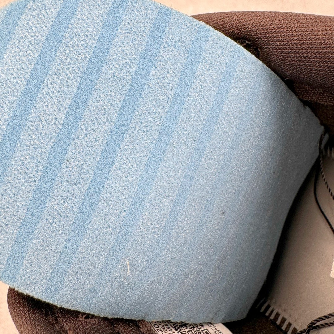 图片[23]-＃PK纯原 Travis Scott x Air Jordan AJ1 Low OG SP TS联名倒钩9.0低帮 黑棕 DM7688-202 圈内最强倒钩系列 高端零售特供批次 产品品控稳定性领先行业 各方面均可对飙L版 良心定价不杀猪 SZ原厂全套原楦原纸板冲刀磨具开发 原厂皮料加持 原厂港宝加持定型后跟R度完美 同源原厂电绣 鬼脸飞翼针数密度立体效果一致 百分百一致原鞋 原厂拉帮工艺 针距密度一致 后跟弧度收口自然不对折 极致一眼正品既视感 进口玻璃冲刀皮料裁剪零毛边 全鞋电脑针车工艺 品控清洁度最高QC检验标准 免检产品 原厂订购鞋盒、鞋标、防尘纸、鞋撑、鞋带 追求极致的原厂味道 尺码：36 36.5 37.5 38 38.5 39 40 40.5 41 42 42.5 43 44 44.5 45 46 47.5-选品中心