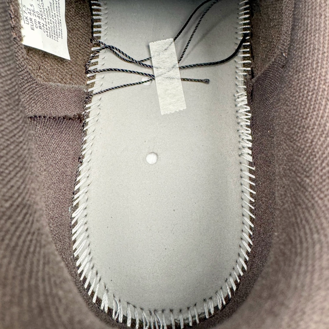 图片[22]-＃PK纯原 Travis Scott x Air Jordan AJ1 Low OG SP TS联名倒钩9.0低帮 黑棕 DM7688-202 圈内最强倒钩系列 高端零售特供批次 产品品控稳定性领先行业 各方面均可对飙L版 良心定价不杀猪 SZ原厂全套原楦原纸板冲刀磨具开发 原厂皮料加持 原厂港宝加持定型后跟R度完美 同源原厂电绣 鬼脸飞翼针数密度立体效果一致 百分百一致原鞋 原厂拉帮工艺 针距密度一致 后跟弧度收口自然不对折 极致一眼正品既视感 进口玻璃冲刀皮料裁剪零毛边 全鞋电脑针车工艺 品控清洁度最高QC检验标准 免检产品 原厂订购鞋盒、鞋标、防尘纸、鞋撑、鞋带 追求极致的原厂味道 尺码：36 36.5 37.5 38 38.5 39 40 40.5 41 42 42.5 43 44 44.5 45 46 47.5-选品中心