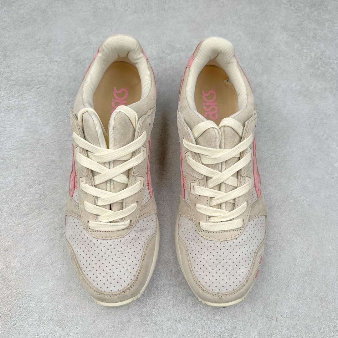 图片[2]-＃纯原福利 Asics Gel-Lyte III 亚瑟士3代系列低帮经典复古休闲运动跑步鞋 伴随着复古跑鞋的再度盛行，让不少运动品牌都将自家经典鞋款重新带回，ASICS 亚瑟士这两年受到众多球鞋爱好者追捧。近期，ASICS 亚瑟士以自己经典的 GEL-LYTE III OG 为蓝本推出了两双全新配色。第一双选择了灰色、藏蓝色和蒂芙尼蓝色拼接呈现，随之妆点一抹粉色，使整双鞋低调又不失细节。材质选择了大面积麂皮与网眼面料打造，保证了质感与透气性兼备。最后以略微泛黄的中底收尾，完善整体设计。另一双以深浅不同的卡其色打造鞋身，缀以淡紫色丰富鞋身细节，想必第一双会更加适合女生上脚。用料与上一双完全相同，提供了优秀的质感。尺码：36 37 37.5 38 39 39.5 40 40.5 41.5 42 42.5 43.5 44 45-选品中心