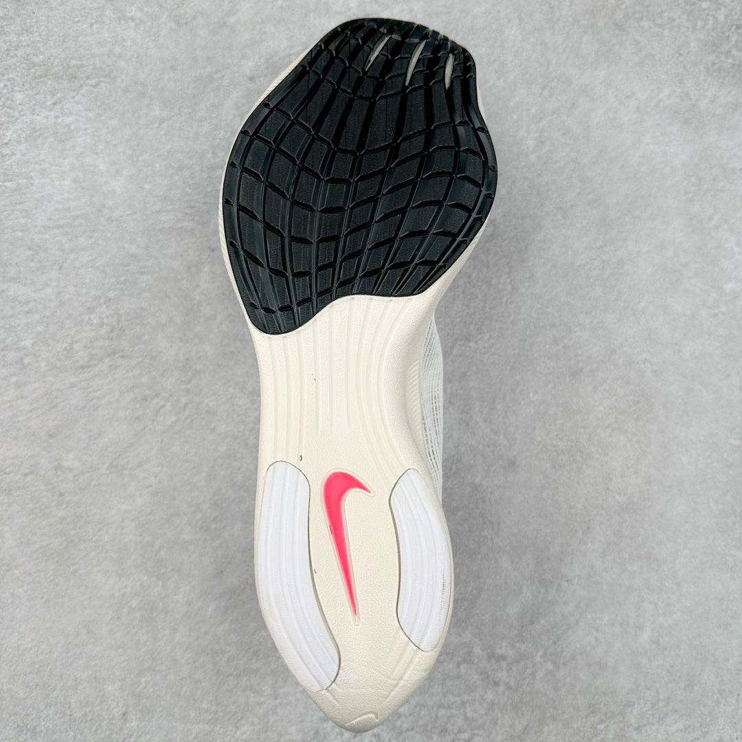 图片[9]-＃特价福利 NK ZoomX Vaporfly Next% 破2马拉松跑鞋 细节整体升级 这款next%和上一款4%的鞋最大区的别于在鞋面面料 鞋面使用了全新 Vaporweave 科技 这种类似蝉翼的材质相比 Flyknit 更加轻薄透气 非对称的鞋带系统和泡棉护垫的加入令舒适度更高 鞋头辅以超大的 Swoosh 点缀 再配上流线型外观设计 时尚感十足 尺码：36 36.5 37.5 38 38.5 39 40 40.5 41 42 42.5 43 44 44.5 45-选品中心