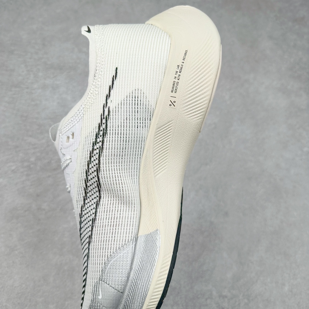 图片[7]-＃特价福利 NK ZoomX Vaporfly Next% 破2马拉松跑鞋 细节整体升级 这款next%和上一款4%的鞋最大区的别于在鞋面面料 鞋面使用了全新 Vaporweave 科技 这种类似蝉翼的材质相比 Flyknit 更加轻薄透气 非对称的鞋带系统和泡棉护垫的加入令舒适度更高 鞋头辅以超大的 Swoosh 点缀 再配上流线型外观设计 时尚感十足 尺码：36 36.5 37.5 38 38.5 39 40 40.5 41 42 42.5 43 44 44.5 45-选品中心