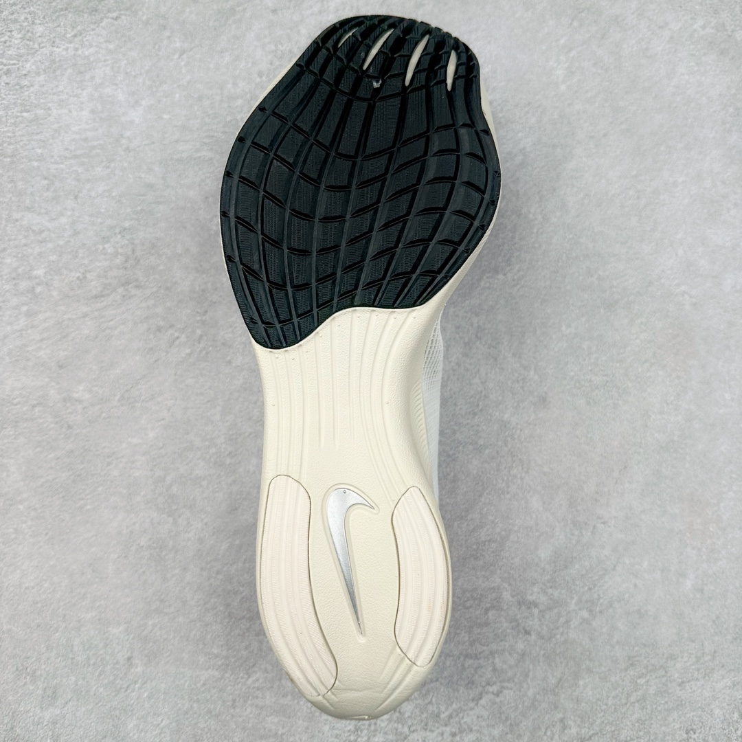 图片[9]-＃特价福利 NK ZoomX Vaporfly Next% 破2马拉松跑鞋 细节整体升级 这款next%和上一款4%的鞋最大区的别于在鞋面面料 鞋面使用了全新 Vaporweave 科技 这种类似蝉翼的材质相比 Flyknit 更加轻薄透气 非对称的鞋带系统和泡棉护垫的加入令舒适度更高 鞋头辅以超大的 Swoosh 点缀 再配上流线型外观设计 时尚感十足 尺码：36 36.5 37.5 38 38.5 39 40 40.5 41 42 42.5 43 44 44.5 45-选品中心