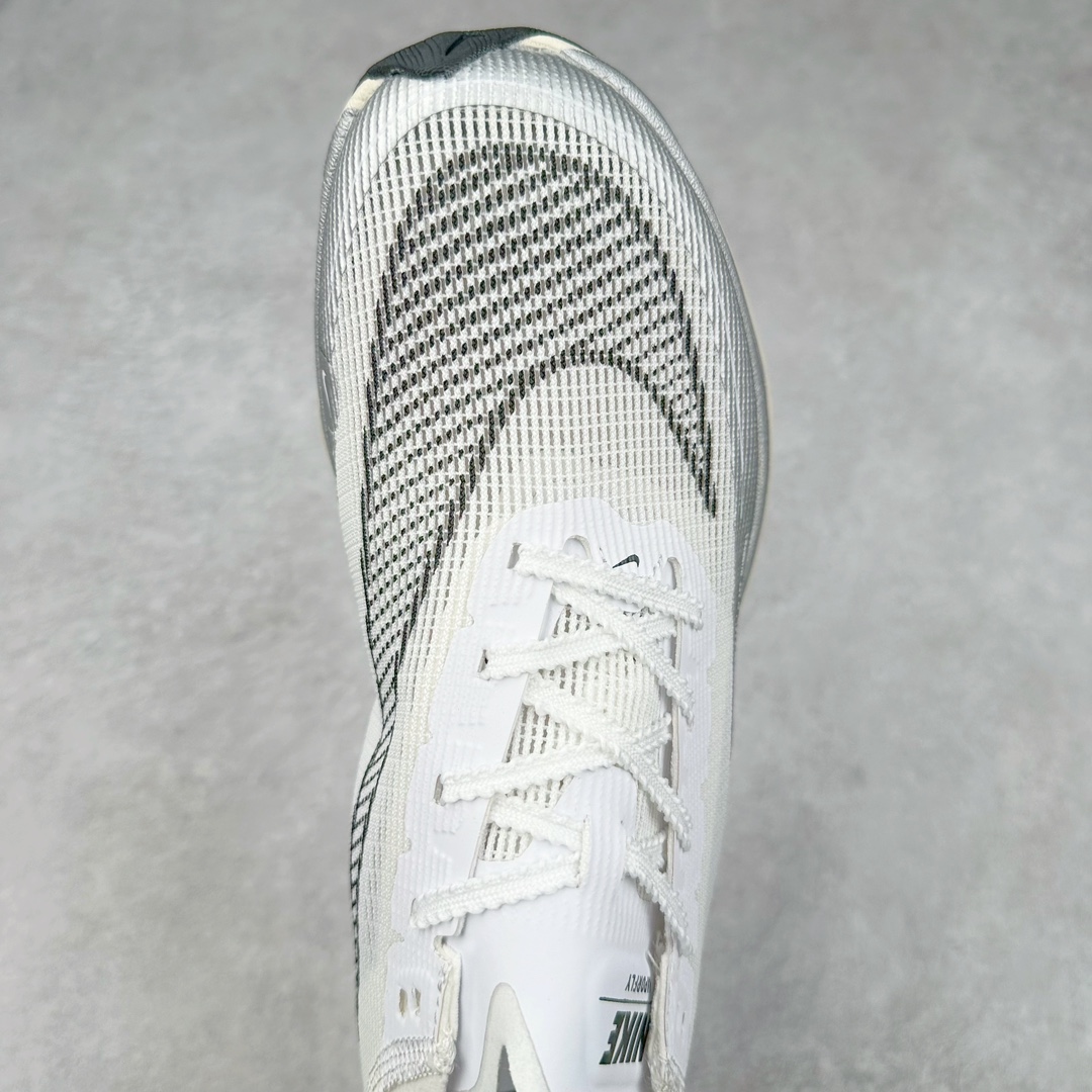 图片[4]-＃特价福利 NK ZoomX Vaporfly Next% 破2马拉松跑鞋 细节整体升级 这款next%和上一款4%的鞋最大区的别于在鞋面面料 鞋面使用了全新 Vaporweave 科技 这种类似蝉翼的材质相比 Flyknit 更加轻薄透气 非对称的鞋带系统和泡棉护垫的加入令舒适度更高 鞋头辅以超大的 Swoosh 点缀 再配上流线型外观设计 时尚感十足 尺码：36 36.5 37.5 38 38.5 39 40 40.5 41 42 42.5 43 44 44.5 45-选品中心