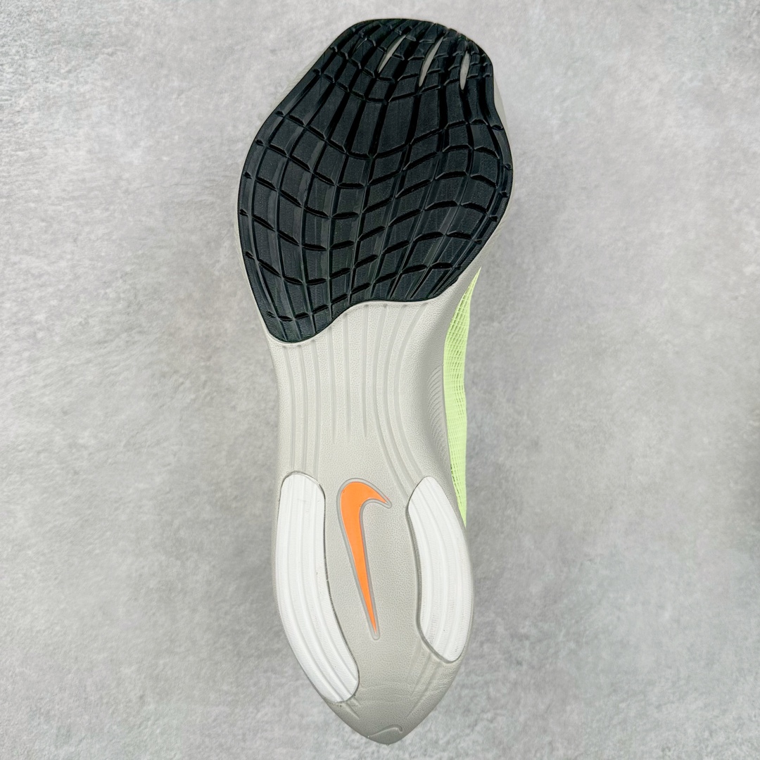 图片[9]-＃特价福利 NK ZoomX Vaporfly Next% 破2马拉松跑鞋 细节整体升级 这款next%和上一款4%的鞋最大区的别于在鞋面面料 鞋面使用了全新 Vaporweave 科技 这种类似蝉翼的材质相比 Flyknit 更加轻薄透气 非对称的鞋带系统和泡棉护垫的加入令舒适度更高 鞋头辅以超大的 Swoosh 点缀 再配上流线型外观设计 时尚感十足 尺码：36 36.5 37.5 38 38.5 39 40 40.5 41 42 42.5 43 44 44.5 45-选品中心