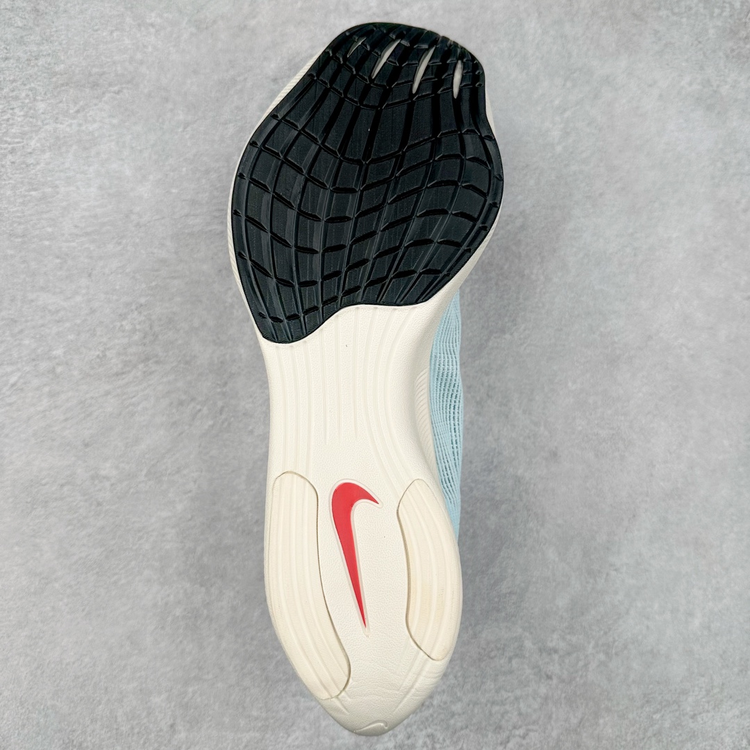 图片[9]-＃特价福利 NK ZoomX Vaporfly Next% 破2马拉松跑鞋 细节整体升级 这款next%和上一款4%的鞋最大区的别于在鞋面面料 鞋面使用了全新 Vaporweave 科技 这种类似蝉翼的材质相比 Flyknit 更加轻薄透气 非对称的鞋带系统和泡棉护垫的加入令舒适度更高 鞋头辅以超大的 Swoosh 点缀 再配上流线型外观设计 时尚感十足 尺码：36 36.5 37.5 38 38.5 39 40 40.5 41 42 42.5 43 44 44.5 45-选品中心