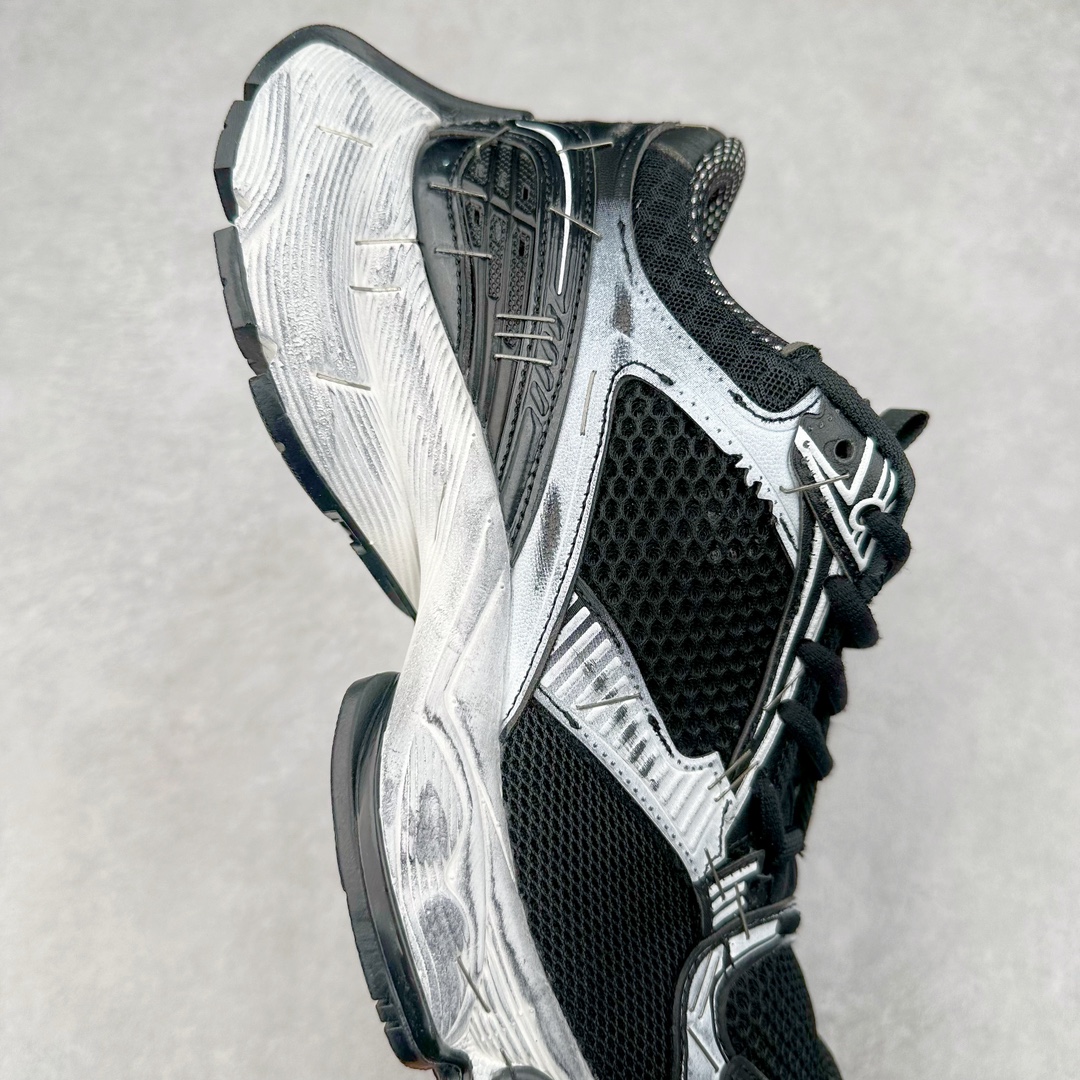 图片[6]-BALENCIAGA Stapler Sneakers 巴黎世家订书机鞋网布系带低帮走秀复古老爹鞋 展现品牌对于新潮事物的热情 这款鞋子拥有巨大尺寸和醒目设计 符合当下”老爹鞋”的趋势 鞋子采用银灰配色 营造出低调而不失华丽的效果 10XL的尺码使它成为市场中最显眼的存在 适合追求个性化的人群 Balenciaga始终站在时尚前沿 此次发布的产品再次体现了他们的创新能力 偏大一码 尺码：35 36 37 38 39 40 41 42 43 44 45 46-选品中心