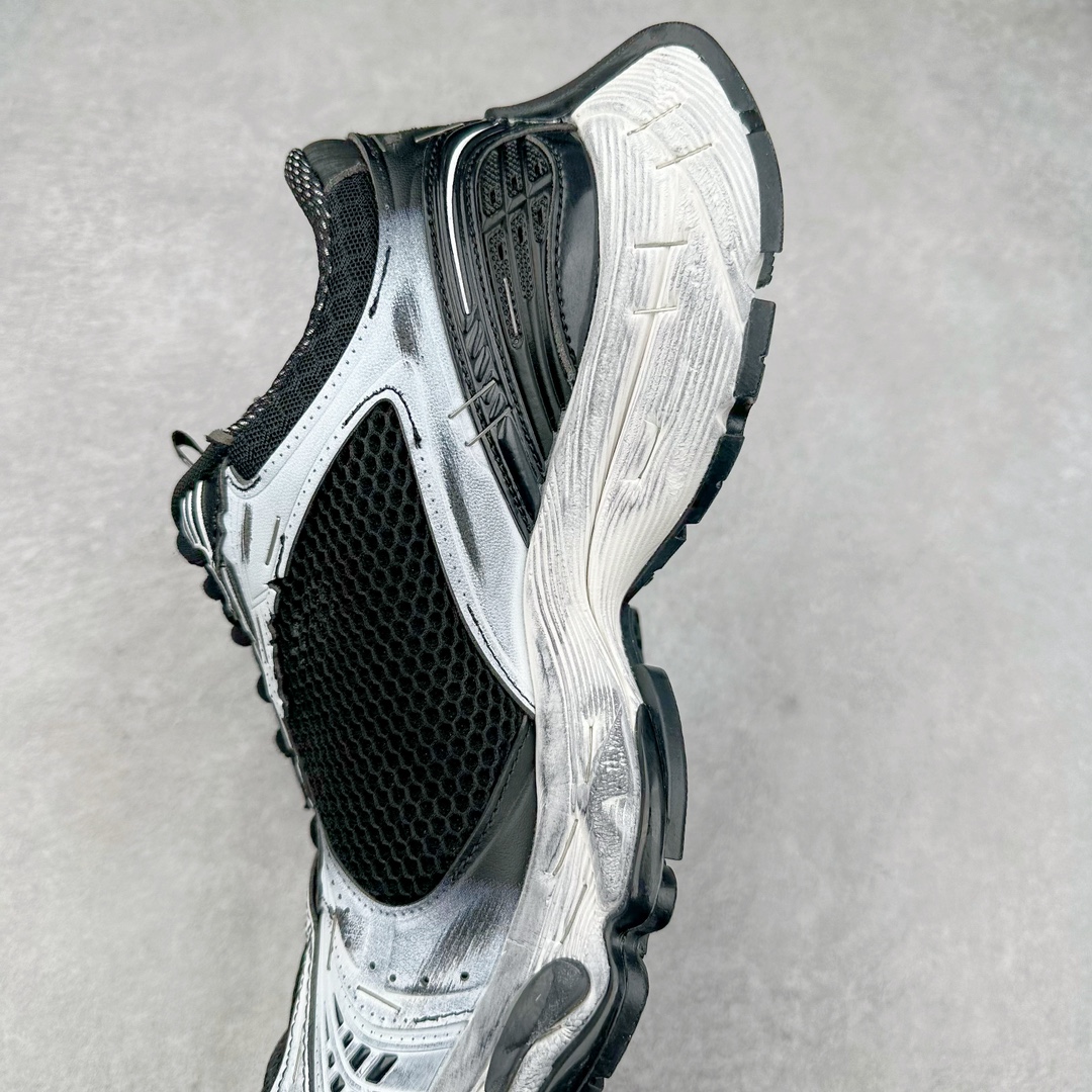 图片[7]-BALENCIAGA Stapler Sneakers 巴黎世家订书机鞋网布系带低帮走秀复古老爹鞋 展现品牌对于新潮事物的热情 这款鞋子拥有巨大尺寸和醒目设计 符合当下”老爹鞋”的趋势 鞋子采用银灰配色 营造出低调而不失华丽的效果 10XL的尺码使它成为市场中最显眼的存在 适合追求个性化的人群 Balenciaga始终站在时尚前沿 此次发布的产品再次体现了他们的创新能力 偏大一码 尺码：35 36 37 38 39 40 41 42 43 44 45 46-选品中心