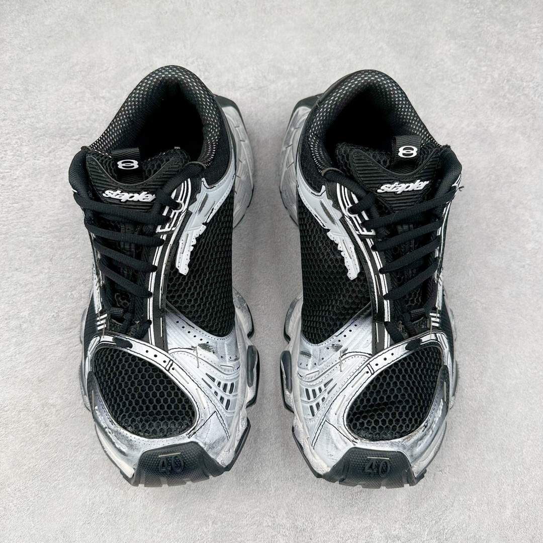 图片[2]-BALENCIAGA Stapler Sneakers 巴黎世家订书机鞋网布系带低帮走秀复古老爹鞋 展现品牌对于新潮事物的热情 这款鞋子拥有巨大尺寸和醒目设计 符合当下”老爹鞋”的趋势 鞋子采用银灰配色 营造出低调而不失华丽的效果 10XL的尺码使它成为市场中最显眼的存在 适合追求个性化的人群 Balenciaga始终站在时尚前沿 此次发布的产品再次体现了他们的创新能力 偏大一码 尺码：35 36 37 38 39 40 41 42 43 44 45 46-选品中心