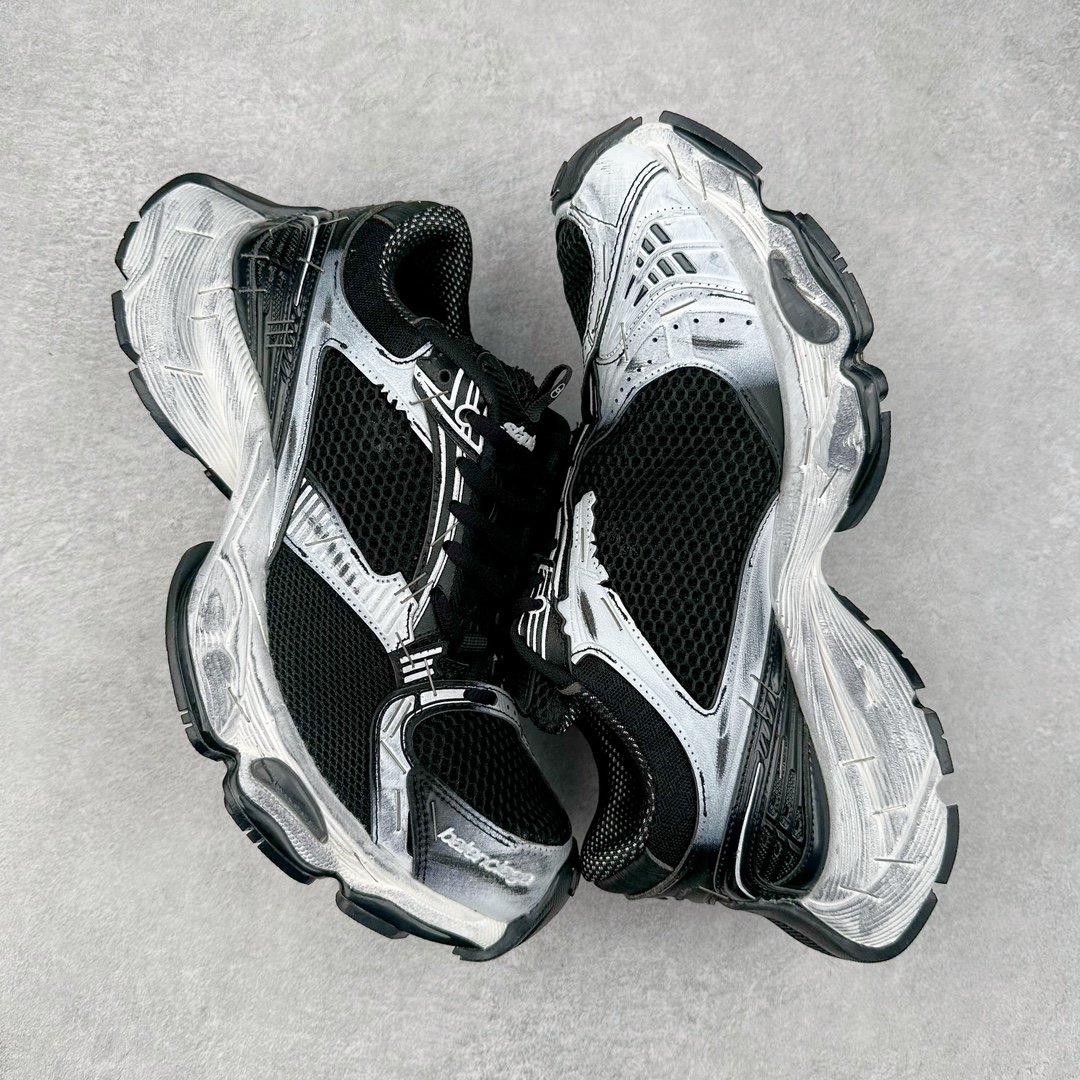 图片[3]-BALENCIAGA Stapler Sneakers 巴黎世家订书机鞋网布系带低帮走秀复古老爹鞋 展现品牌对于新潮事物的热情 这款鞋子拥有巨大尺寸和醒目设计 符合当下”老爹鞋”的趋势 鞋子采用银灰配色 营造出低调而不失华丽的效果 10XL的尺码使它成为市场中最显眼的存在 适合追求个性化的人群 Balenciaga始终站在时尚前沿 此次发布的产品再次体现了他们的创新能力 偏大一码 尺码：35 36 37 38 39 40 41 42 43 44 45 46-选品中心