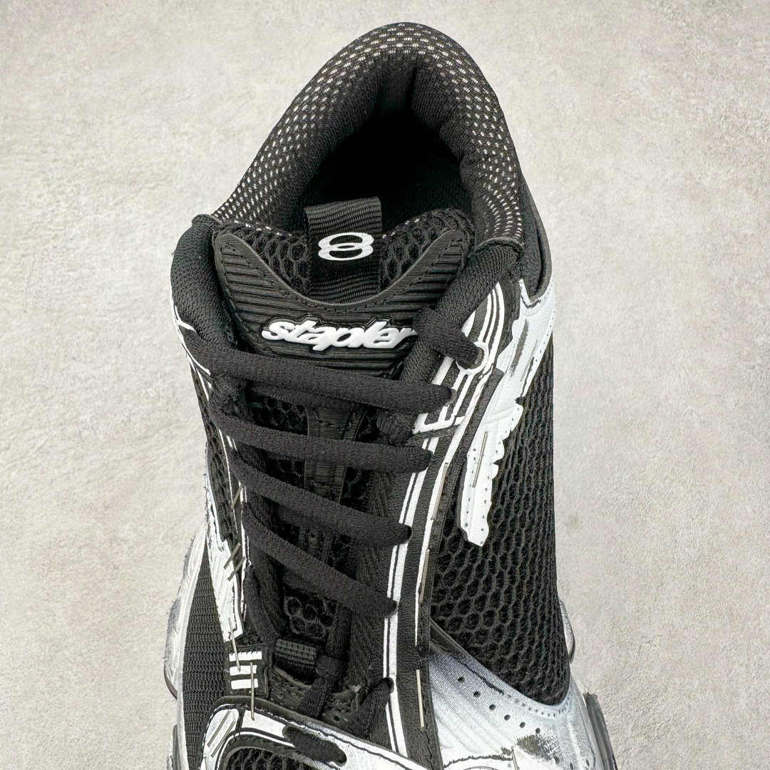 图片[5]-BALENCIAGA Stapler Sneakers 巴黎世家订书机鞋网布系带低帮走秀复古老爹鞋 展现品牌对于新潮事物的热情 这款鞋子拥有巨大尺寸和醒目设计 符合当下”老爹鞋”的趋势 鞋子采用银灰配色 营造出低调而不失华丽的效果 10XL的尺码使它成为市场中最显眼的存在 适合追求个性化的人群 Balenciaga始终站在时尚前沿 此次发布的产品再次体现了他们的创新能力 偏大一码 尺码：35 36 37 38 39 40 41 42 43 44 45 46-选品中心