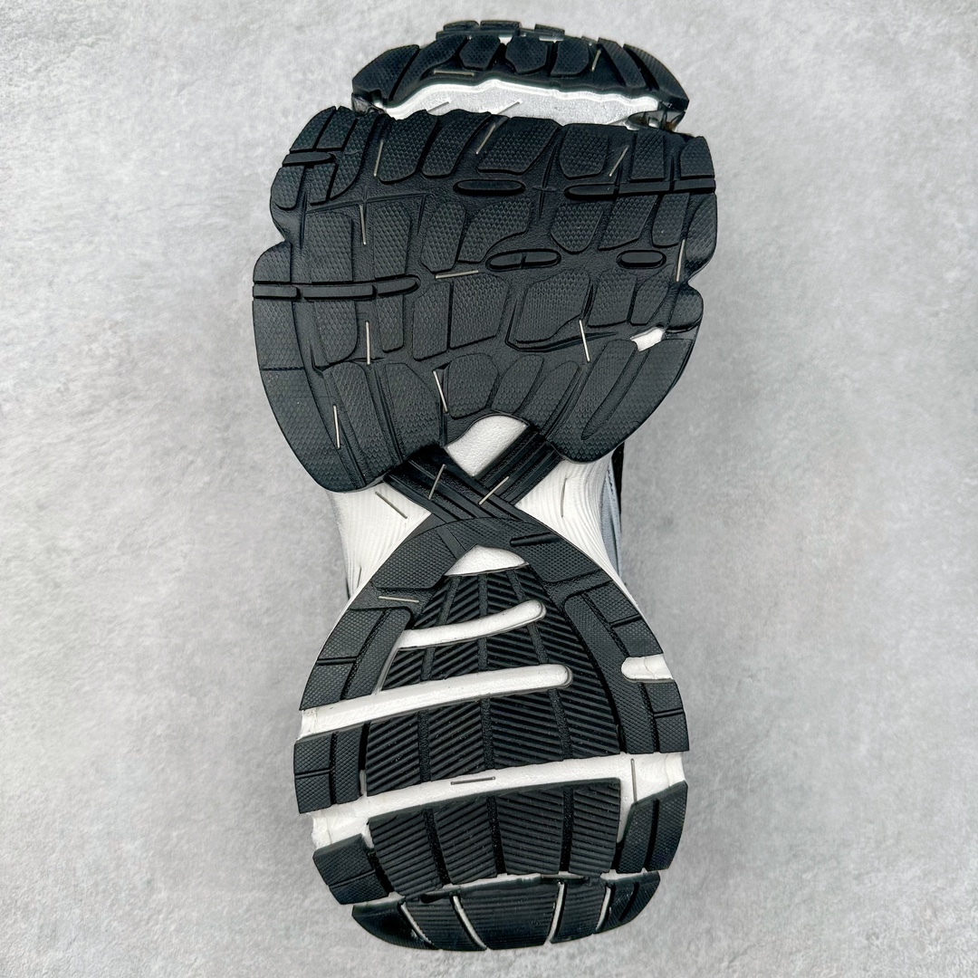 图片[9]-BALENCIAGA Stapler Sneakers 巴黎世家订书机鞋网布系带低帮走秀复古老爹鞋 展现品牌对于新潮事物的热情 这款鞋子拥有巨大尺寸和醒目设计 符合当下”老爹鞋”的趋势 鞋子采用银灰配色 营造出低调而不失华丽的效果 10XL的尺码使它成为市场中最显眼的存在 适合追求个性化的人群 Balenciaga始终站在时尚前沿 此次发布的产品再次体现了他们的创新能力 偏大一码 尺码：35 36 37 38 39 40 41 42 43 44 45 46-选品中心