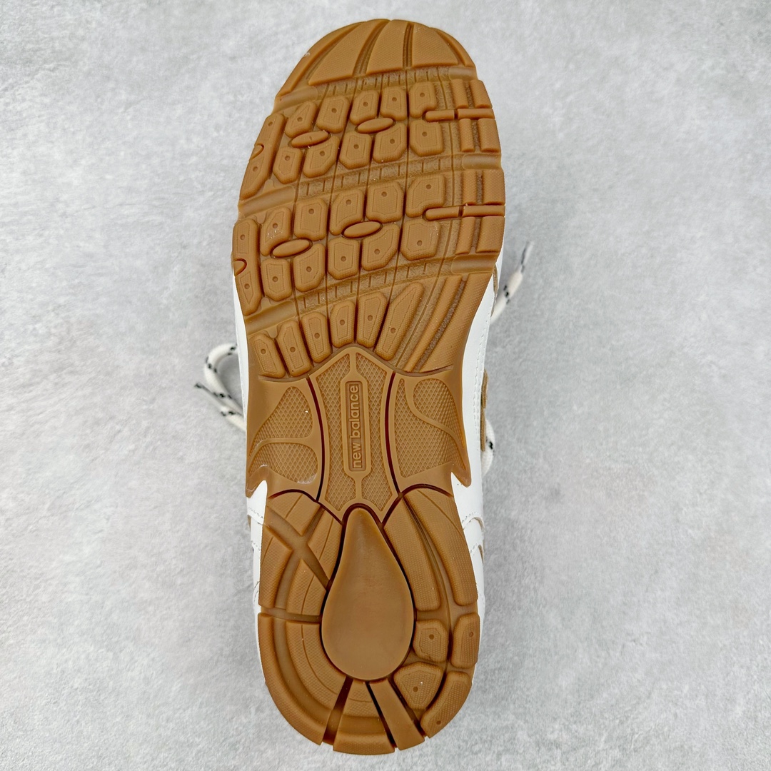图片[9]-＃莞产 Miumiu x New Balance NB530 新百伦缪缪联名款复古运动鞋 全套原楦原纸板原厂数据开发 原厂三文治网纱 原装进口羊皮加羊反绒正确绒感卡色 正确中底拉帮中底纸板满印细节 冲裁组合 匠心打造 耗时两个月开发完成 工艺极其复杂难度可想而知 新开独立私模大底 全网唯一正确私模大底 高端零售专供产物 这双变奏版本的530 SL 有着抢眼的双鞋带系统 以撞色的拼接感带出不同以往的风格 同时透过网眼面料与麂皮呈现复古质地 除了极为受到欢迎的棕色调之外 还推出了轻盈的裸白色系 而双方的联名徽标则展现在鞋舌以及内里衬底之上 搭配棉质和皮革的双重鞋带设计呈现出不俗的质感 此番的一大亮点就是将原来的ABZORB 鞋底更换为超薄外底 诠释Y2K风造型 鞋舌上的\\\”Miu Miu\\\”和\\\”NB\\\”Logo彰显联名身份 整双鞋带来浓浓的复古氛围 尺码：36 37 37.5 38 38.5 39.5 40 40.5 41.5 42 42.5 43 44 44.5 45-选品中心