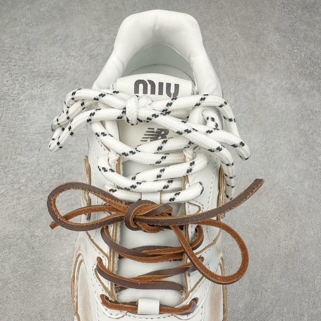 图片[5]-＃莞产 Miumiu x New Balance NB530 新百伦缪缪联名款复古运动鞋 全套原楦原纸板原厂数据开发 原厂三文治网纱 原装进口羊皮加羊反绒正确绒感卡色 正确中底拉帮中底纸板满印细节 冲裁组合 匠心打造 耗时两个月开发完成 工艺极其复杂难度可想而知 新开独立私模大底 全网唯一正确私模大底 高端零售专供产物 这双变奏版本的530 SL 有着抢眼的双鞋带系统 以撞色的拼接感带出不同以往的风格 同时透过网眼面料与麂皮呈现复古质地 除了极为受到欢迎的棕色调之外 还推出了轻盈的裸白色系 而双方的联名徽标则展现在鞋舌以及内里衬底之上 搭配棉质和皮革的双重鞋带设计呈现出不俗的质感 此番的一大亮点就是将原来的ABZORB 鞋底更换为超薄外底 诠释Y2K风造型 鞋舌上的\\\”Miu Miu\\\”和\\\”NB\\\”Logo彰显联名身份 整双鞋带来浓浓的复古氛围 尺码：36 37 37.5 38 38.5 39.5 40 40.5 41.5 42 42.5 43 44 44.5 45-选品中心
