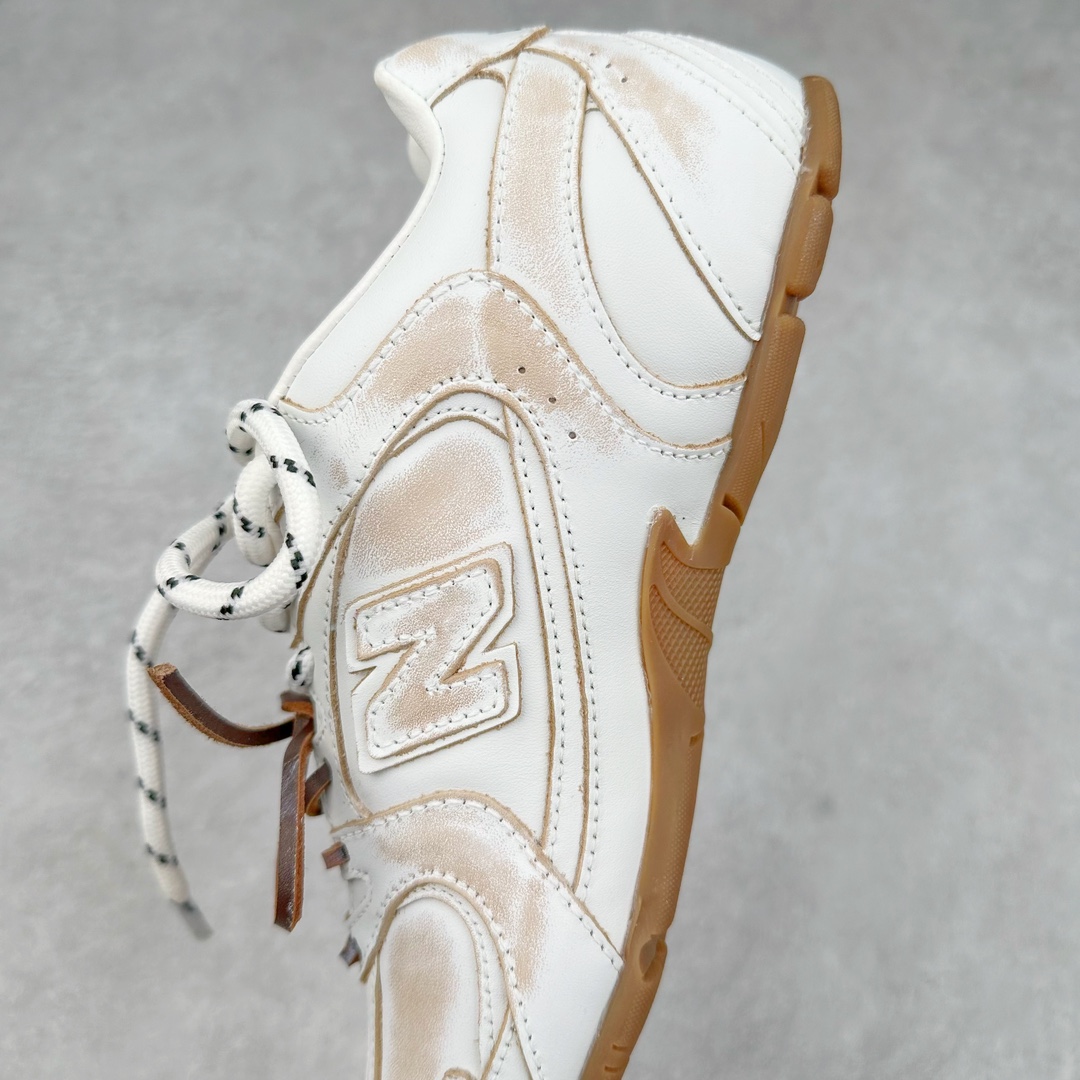 图片[7]-＃莞产 Miumiu x New Balance NB530 新百伦缪缪联名款复古运动鞋 全套原楦原纸板原厂数据开发 原厂三文治网纱 原装进口羊皮加羊反绒正确绒感卡色 正确中底拉帮中底纸板满印细节 冲裁组合 匠心打造 耗时两个月开发完成 工艺极其复杂难度可想而知 新开独立私模大底 全网唯一正确私模大底 高端零售专供产物 这双变奏版本的530 SL 有着抢眼的双鞋带系统 以撞色的拼接感带出不同以往的风格 同时透过网眼面料与麂皮呈现复古质地 除了极为受到欢迎的棕色调之外 还推出了轻盈的裸白色系 而双方的联名徽标则展现在鞋舌以及内里衬底之上 搭配棉质和皮革的双重鞋带设计呈现出不俗的质感 此番的一大亮点就是将原来的ABZORB 鞋底更换为超薄外底 诠释Y2K风造型 鞋舌上的\\\”Miu Miu\\\”和\\\”NB\\\”Logo彰显联名身份 整双鞋带来浓浓的复古氛围 尺码：36 37 37.5 38 38.5 39.5 40 40.5 41.5 42 42.5 43 44 44.5 45-选品中心