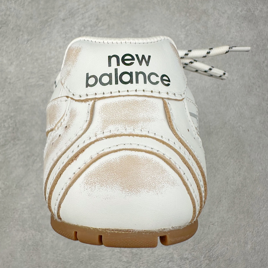 图片[8]-＃莞产 Miumiu x New Balance NB530 新百伦缪缪联名款复古运动鞋 全套原楦原纸板原厂数据开发 原厂三文治网纱 原装进口羊皮加羊反绒正确绒感卡色 正确中底拉帮中底纸板满印细节 冲裁组合 匠心打造 耗时两个月开发完成 工艺极其复杂难度可想而知 新开独立私模大底 全网唯一正确私模大底 高端零售专供产物 这双变奏版本的530 SL 有着抢眼的双鞋带系统 以撞色的拼接感带出不同以往的风格 同时透过网眼面料与麂皮呈现复古质地 除了极为受到欢迎的棕色调之外 还推出了轻盈的裸白色系 而双方的联名徽标则展现在鞋舌以及内里衬底之上 搭配棉质和皮革的双重鞋带设计呈现出不俗的质感 此番的一大亮点就是将原来的ABZORB 鞋底更换为超薄外底 诠释Y2K风造型 鞋舌上的\\\”Miu Miu\\\”和\\\”NB\\\”Logo彰显联名身份 整双鞋带来浓浓的复古氛围 尺码：36 37 37.5 38 38.5 39.5 40 40.5 41.5 42 42.5 43 44 44.5 45-选品中心