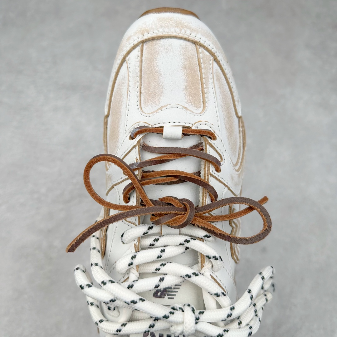 图片[4]-＃莞产 Miumiu x New Balance NB530 新百伦缪缪联名款复古运动鞋 全套原楦原纸板原厂数据开发 原厂三文治网纱 原装进口羊皮加羊反绒正确绒感卡色 正确中底拉帮中底纸板满印细节 冲裁组合 匠心打造 耗时两个月开发完成 工艺极其复杂难度可想而知 新开独立私模大底 全网唯一正确私模大底 高端零售专供产物 这双变奏版本的530 SL 有着抢眼的双鞋带系统 以撞色的拼接感带出不同以往的风格 同时透过网眼面料与麂皮呈现复古质地 除了极为受到欢迎的棕色调之外 还推出了轻盈的裸白色系 而双方的联名徽标则展现在鞋舌以及内里衬底之上 搭配棉质和皮革的双重鞋带设计呈现出不俗的质感 此番的一大亮点就是将原来的ABZORB 鞋底更换为超薄外底 诠释Y2K风造型 鞋舌上的\\\”Miu Miu\\\”和\\\”NB\\\”Logo彰显联名身份 整双鞋带来浓浓的复古氛围 尺码：36 37 37.5 38 38.5 39.5 40 40.5 41.5 42 42.5 43 44 44.5 45-选品中心