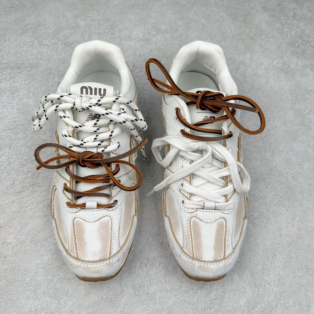 图片[2]-＃莞产 Miumiu x New Balance NB530 新百伦缪缪联名款复古运动鞋 全套原楦原纸板原厂数据开发 原厂三文治网纱 原装进口羊皮加羊反绒正确绒感卡色 正确中底拉帮中底纸板满印细节 冲裁组合 匠心打造 耗时两个月开发完成 工艺极其复杂难度可想而知 新开独立私模大底 全网唯一正确私模大底 高端零售专供产物 这双变奏版本的530 SL 有着抢眼的双鞋带系统 以撞色的拼接感带出不同以往的风格 同时透过网眼面料与麂皮呈现复古质地 除了极为受到欢迎的棕色调之外 还推出了轻盈的裸白色系 而双方的联名徽标则展现在鞋舌以及内里衬底之上 搭配棉质和皮革的双重鞋带设计呈现出不俗的质感 此番的一大亮点就是将原来的ABZORB 鞋底更换为超薄外底 诠释Y2K风造型 鞋舌上的\\\”Miu Miu\\\”和\\\”NB\\\”Logo彰显联名身份 整双鞋带来浓浓的复古氛围 尺码：36 37 37.5 38 38.5 39.5 40 40.5 41.5 42 42.5 43 44 44.5 45-选品中心