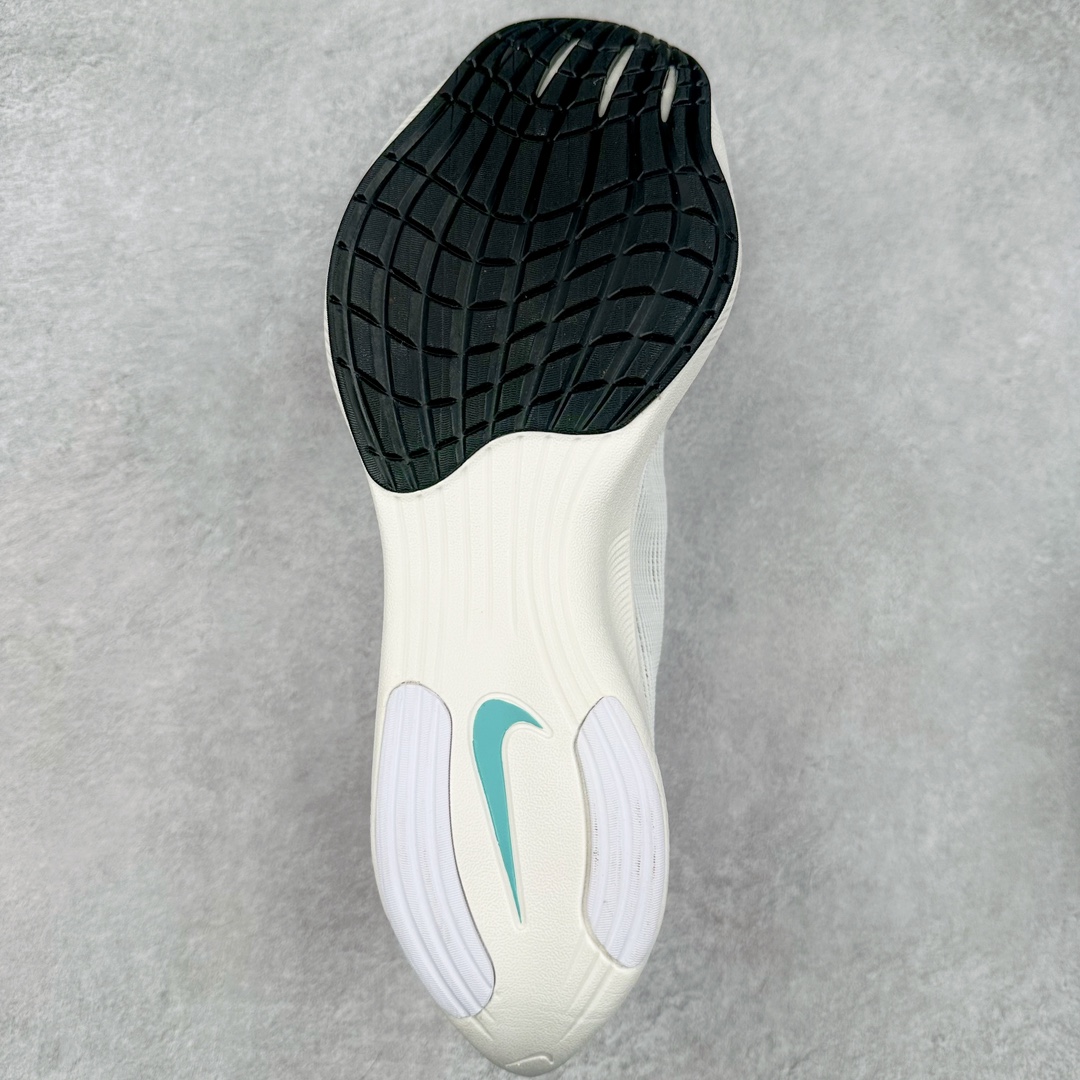 图片[9]-＃特价福利 NK ZoomX Vaporfly Next% 破2马拉松跑鞋 细节整体升级 这款next%和上一款4%的鞋最大区的别于在鞋面面料 鞋面使用了全新 Vaporweave 科技 这种类似蝉翼的材质相比 Flyknit 更加轻薄透气 非对称的鞋带系统和泡棉护垫的加入令舒适度更高 鞋头辅以超大的 Swoosh 点缀 再配上流线型外观设计 时尚感十足 尺码：36 36.5 37.5 38 38.5 39 40 40.5 41 42 42.5 43 44 44.5 45-选品中心