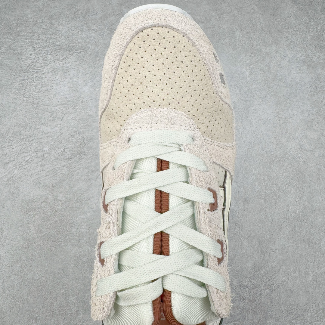 图片[4]-＃纯原福利 Asics Gel-Lyte III 亚瑟士3代系列低帮经典复古休闲运动跑步鞋 伴随着复古跑鞋的再度盛行，让不少运动品牌都将自家经典鞋款重新带回，ASICS 亚瑟士这两年受到众多球鞋爱好者追捧。近期，ASICS 亚瑟士以自己经典的 GEL-LYTE III OG 为蓝本推出了两双全新配色。第一双选择了灰色、藏蓝色和蒂芙尼蓝色拼接呈现，随之妆点一抹粉色，使整双鞋低调又不失细节。材质选择了大面积麂皮与网眼面料打造，保证了质感与透气性兼备。最后以略微泛黄的中底收尾，完善整体设计。另一双以深浅不同的卡其色打造鞋身，缀以淡紫色丰富鞋身细节，想必第一双会更加适合女生上脚。用料与上一双完全相同，提供了优秀的质感。尺码：36 37 37.5 38 39 39.5 40 40.5 41.5 42 42.5 43.5 44 45-选品中心