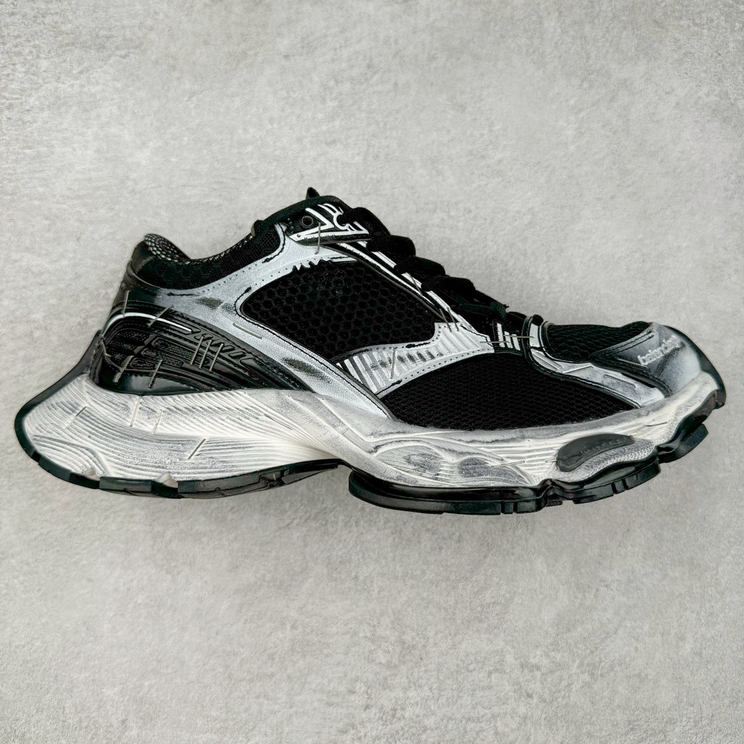 BALENCIAGA Stapler Sneakers 巴黎世家订书机鞋网布系带低帮走秀复古老爹鞋 展现品牌对于新潮事物的热情 这款鞋子拥有巨大尺寸和醒目设计 符合当下”老爹鞋”的趋势 鞋子采用银灰配色 营造出低调而不失华丽的效果 10XL的尺码使它成为市场中最显眼的存在 适合追求个性化的人群 Balenciaga始终站在时尚前沿 此次发布的产品再次体现了他们的创新能力 偏大一码 尺码：35 36 37 38 39 40 41 42 43 44 45 46-选品中心