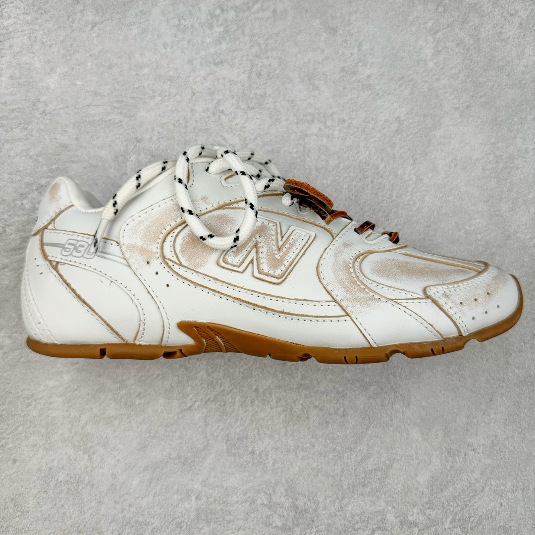 ＃莞产 Miumiu x New Balance NB530 新百伦缪缪联名款复古运动鞋 全套原楦原纸板原厂数据开发 原厂三文治网纱 原装进口羊皮加羊反绒正确绒感卡色 正确中底拉帮中底纸板满印细节 冲裁组合 匠心打造 耗时两个月开发完成 工艺极其复杂难度可想而知 新开独立私模大底 全网唯一正确私模大底 高端零售专供产物 这双变奏版本的530 SL 有着抢眼的双鞋带系统 以撞色的拼接感带出不同以往的风格 同时透过网眼面料与麂皮呈现复古质地 除了极为受到欢迎的棕色调之外 还推出了轻盈的裸白色系 而双方的联名徽标则展现在鞋舌以及内里衬底之上 搭配棉质和皮革的双重鞋带设计呈现出不俗的质感 此番的一大亮点就是将原来的ABZORB 鞋底更换为超薄外底 诠释Y2K风造型 鞋舌上的\\\”Miu Miu\\\”和\\\”NB\\\”Logo彰显联名身份 整双鞋带来浓浓的复古氛围 尺码：36 37 37.5 38 38.5 39.5 40 40.5 41.5 42 42.5 43 44 44.5 45-选品中心