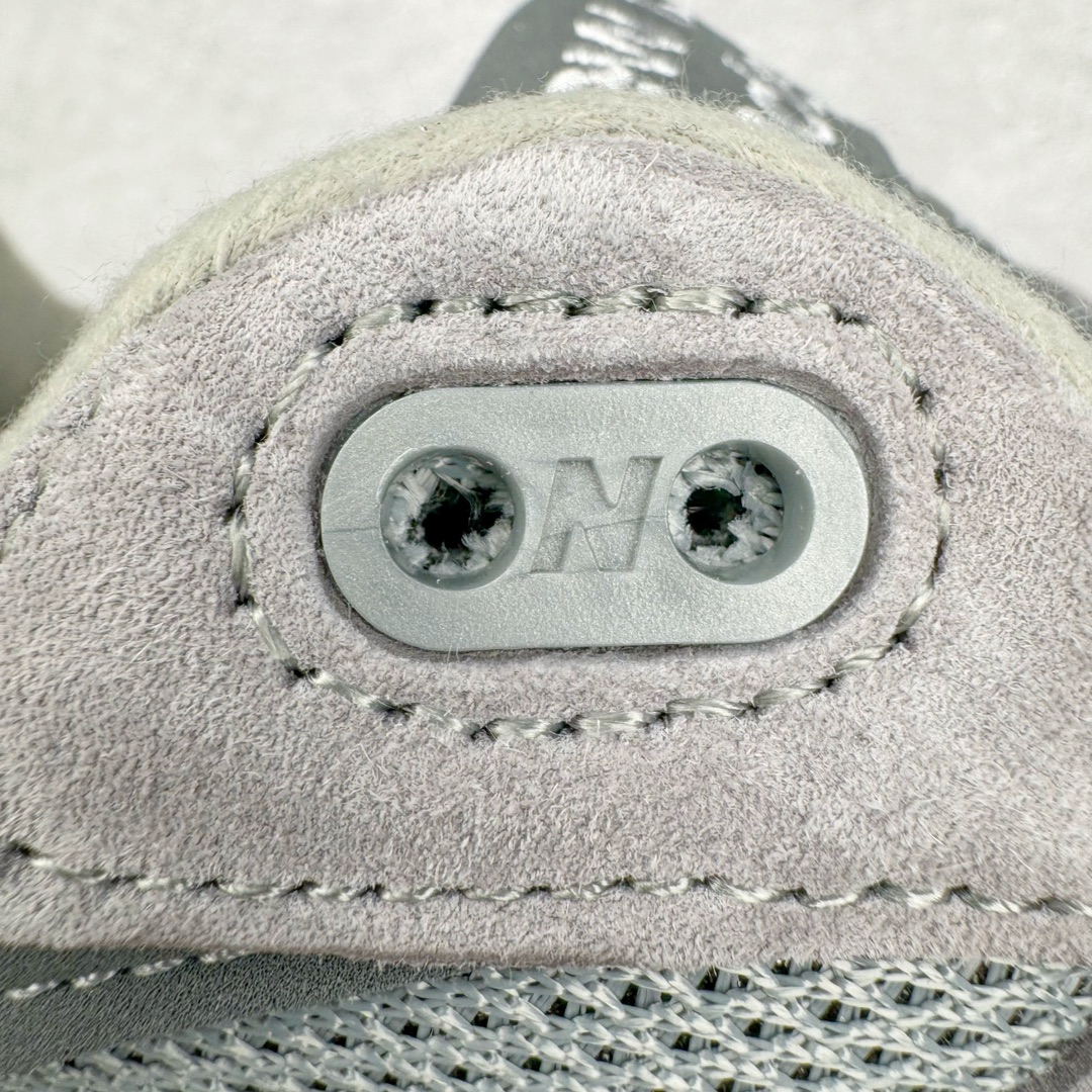 图片[18]-＃总裁 New Balance MR993GL 新百伦NB993总统复古慢跑鞋 元祖灰 正确3M反光细节 原楦原纸版开发 正确6层组合底模精密开发 后跟透明TPU水晶装饰条稳固 沿用了引以为傲的跑鞋手工技艺 采用猪皮绒面并包裹局部透气网面的鞋身设计 菱网鞋舌上刻有New Balance USA 鞋面依旧身着经典的大热之灰 彰显了其高端的品质身份 尺码：40 40.5 41.5 42 42.5 43 44 44.5 45 46.5-选品中心
