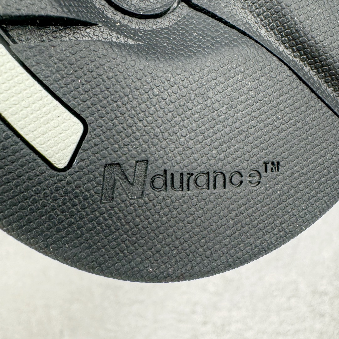 图片[20]-＃总裁 New Balance MR993GL 新百伦NB993总统复古慢跑鞋 元祖灰 正确3M反光细节 原楦原纸版开发 正确6层组合底模精密开发 后跟透明TPU水晶装饰条稳固 沿用了引以为傲的跑鞋手工技艺 采用猪皮绒面并包裹局部透气网面的鞋身设计 菱网鞋舌上刻有New Balance USA 鞋面依旧身着经典的大热之灰 彰显了其高端的品质身份 尺码：40 40.5 41.5 42 42.5 43 44 44.5 45 46.5-选品中心