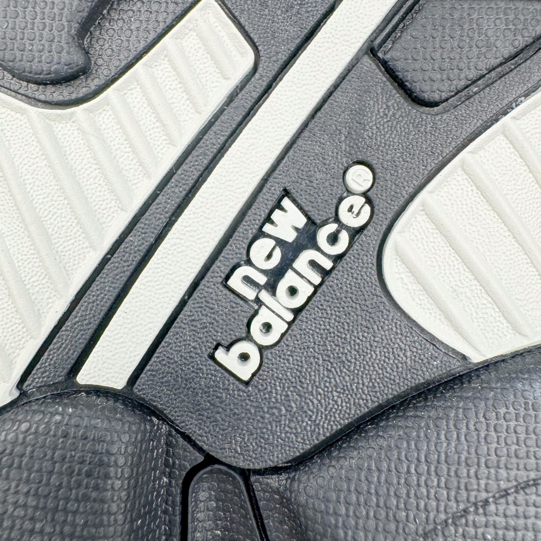 图片[21]-＃总裁 New Balance MR993GL 新百伦NB993总统复古慢跑鞋 元祖灰 正确3M反光细节 原楦原纸版开发 正确6层组合底模精密开发 后跟透明TPU水晶装饰条稳固 沿用了引以为傲的跑鞋手工技艺 采用猪皮绒面并包裹局部透气网面的鞋身设计 菱网鞋舌上刻有New Balance USA 鞋面依旧身着经典的大热之灰 彰显了其高端的品质身份 尺码：40 40.5 41.5 42 42.5 43 44 44.5 45 46.5-选品中心