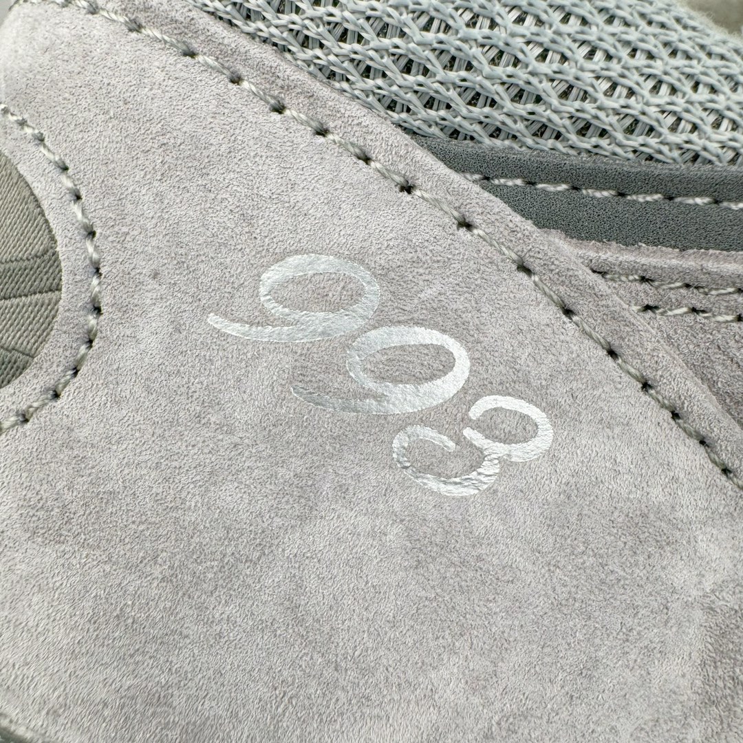 图片[17]-＃总裁 New Balance MR993GL 新百伦NB993总统复古慢跑鞋 元祖灰 正确3M反光细节 原楦原纸版开发 正确6层组合底模精密开发 后跟透明TPU水晶装饰条稳固 沿用了引以为傲的跑鞋手工技艺 采用猪皮绒面并包裹局部透气网面的鞋身设计 菱网鞋舌上刻有New Balance USA 鞋面依旧身着经典的大热之灰 彰显了其高端的品质身份 尺码：40 40.5 41.5 42 42.5 43 44 44.5 45 46.5-选品中心