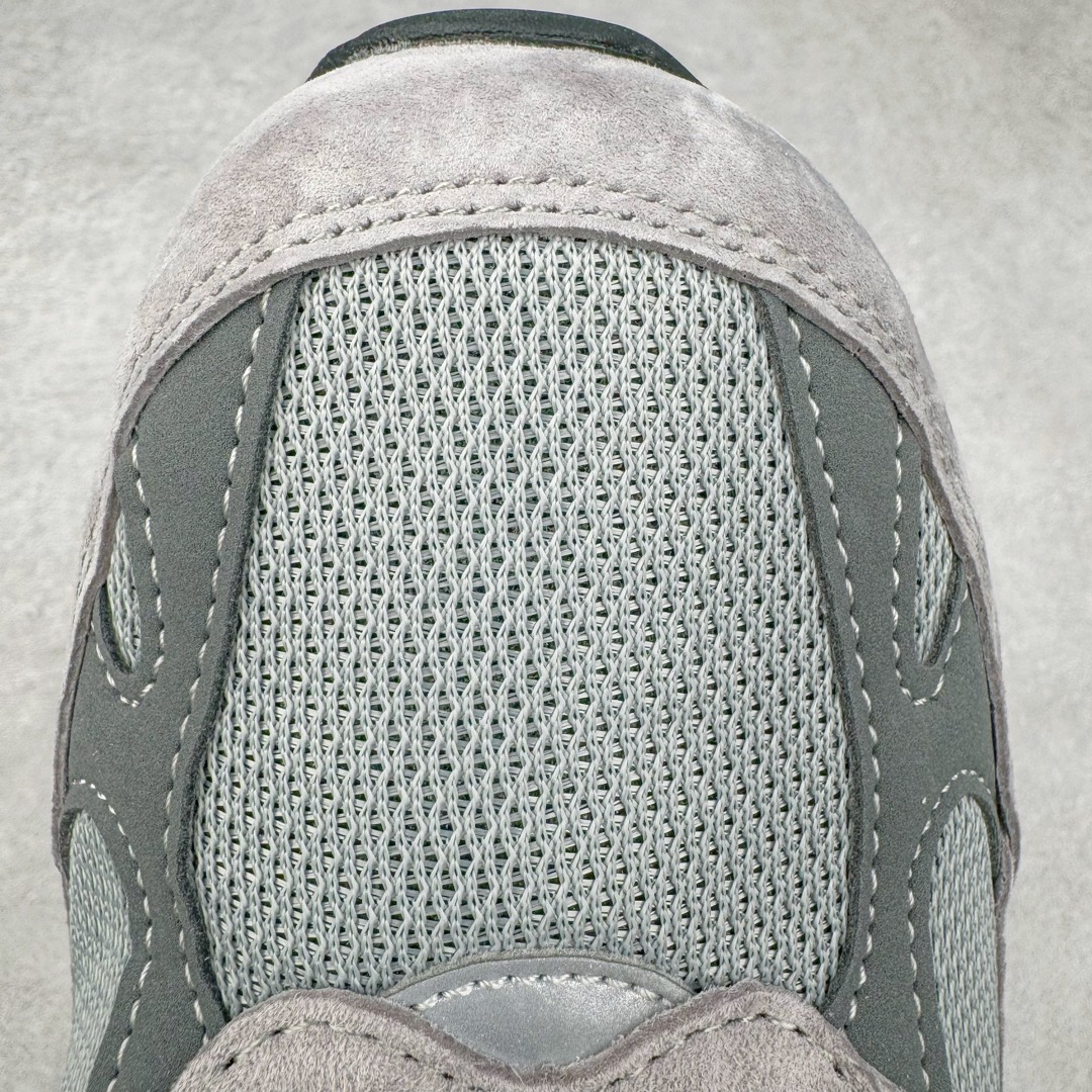 图片[14]-＃总裁 New Balance MR993GL 新百伦NB993总统复古慢跑鞋 元祖灰 正确3M反光细节 原楦原纸版开发 正确6层组合底模精密开发 后跟透明TPU水晶装饰条稳固 沿用了引以为傲的跑鞋手工技艺 采用猪皮绒面并包裹局部透气网面的鞋身设计 菱网鞋舌上刻有New Balance USA 鞋面依旧身着经典的大热之灰 彰显了其高端的品质身份 尺码：40 40.5 41.5 42 42.5 43 44 44.5 45 46.5-选品中心