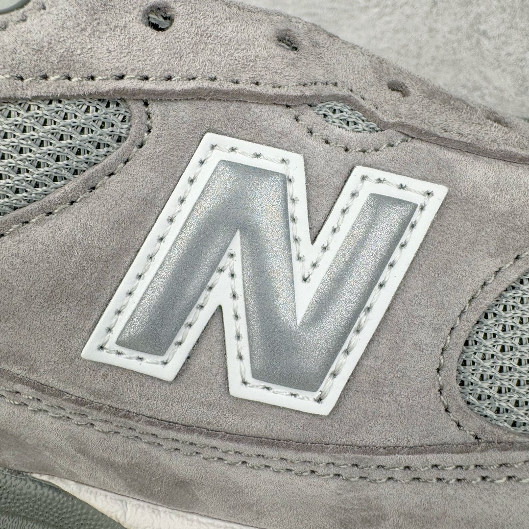 图片[19]-＃总裁 New Balance MR993GL 新百伦NB993总统复古慢跑鞋 元祖灰 正确3M反光细节 原楦原纸版开发 正确6层组合底模精密开发 后跟透明TPU水晶装饰条稳固 沿用了引以为傲的跑鞋手工技艺 采用猪皮绒面并包裹局部透气网面的鞋身设计 菱网鞋舌上刻有New Balance USA 鞋面依旧身着经典的大热之灰 彰显了其高端的品质身份 尺码：40 40.5 41.5 42 42.5 43 44 44.5 45 46.5-选品中心