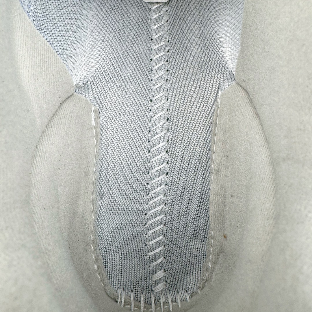 图片[10]-＃总裁 New Balance MR993GL 新百伦NB993总统复古慢跑鞋 元祖灰 正确3M反光细节 原楦原纸版开发 正确6层组合底模精密开发 后跟透明TPU水晶装饰条稳固 沿用了引以为傲的跑鞋手工技艺 采用猪皮绒面并包裹局部透气网面的鞋身设计 菱网鞋舌上刻有New Balance USA 鞋面依旧身着经典的大热之灰 彰显了其高端的品质身份 尺码：40 40.5 41.5 42 42.5 43 44 44.5 45 46.5-选品中心