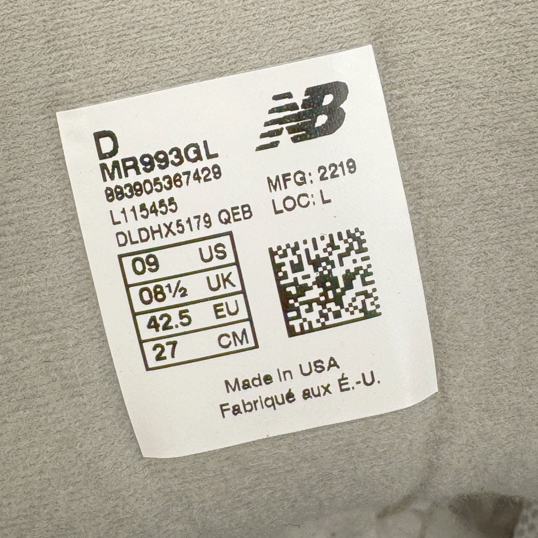 图片[12]-＃总裁 New Balance MR993GL 新百伦NB993总统复古慢跑鞋 元祖灰 正确3M反光细节 原楦原纸版开发 正确6层组合底模精密开发 后跟透明TPU水晶装饰条稳固 沿用了引以为傲的跑鞋手工技艺 采用猪皮绒面并包裹局部透气网面的鞋身设计 菱网鞋舌上刻有New Balance USA 鞋面依旧身着经典的大热之灰 彰显了其高端的品质身份 尺码：40 40.5 41.5 42 42.5 43 44 44.5 45 46.5-选品中心