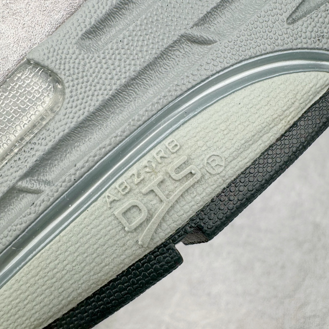 图片[16]-＃总裁 New Balance MR993GL 新百伦NB993总统复古慢跑鞋 元祖灰 正确3M反光细节 原楦原纸版开发 正确6层组合底模精密开发 后跟透明TPU水晶装饰条稳固 沿用了引以为傲的跑鞋手工技艺 采用猪皮绒面并包裹局部透气网面的鞋身设计 菱网鞋舌上刻有New Balance USA 鞋面依旧身着经典的大热之灰 彰显了其高端的品质身份 尺码：40 40.5 41.5 42 42.5 43 44 44.5 45 46.5-选品中心