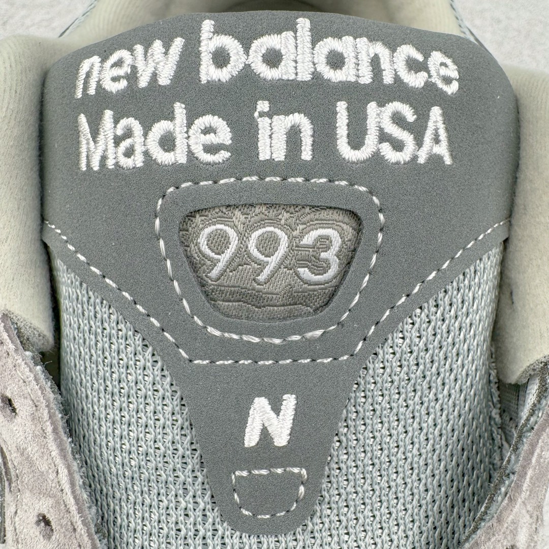 图片[13]-＃总裁 New Balance MR993GL 新百伦NB993总统复古慢跑鞋 元祖灰 正确3M反光细节 原楦原纸版开发 正确6层组合底模精密开发 后跟透明TPU水晶装饰条稳固 沿用了引以为傲的跑鞋手工技艺 采用猪皮绒面并包裹局部透气网面的鞋身设计 菱网鞋舌上刻有New Balance USA 鞋面依旧身着经典的大热之灰 彰显了其高端的品质身份 尺码：40 40.5 41.5 42 42.5 43 44 44.5 45 46.5-选品中心