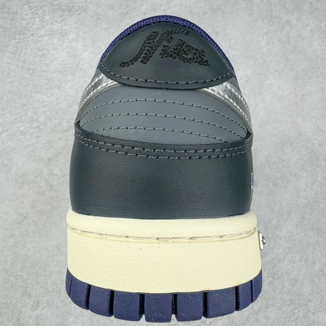 图片[8]-＃YC纯原 NK Dunk Low 暗黑灰 FV8106-181 定制系列天花板 无原鞋不开发 全系列得物原鞋一比一校对开发 配色持续更新中 终端对接 优势输出 全套原厂楦头原纸板数据档案倾力打造 原汁原味莞产 极致还原 圈内最强针车工艺 高端零售指定版 广东原厂配套原盒原标 鞋盒分三个尺码段 原厂冲刀 超高清洁度 全鞋零毛边皮料切割 采用原厂百宏鞋带以及原厂百宏织唛舌标 内标可供原厂几率过验 进口原装条纹中底布 四线拉帮白色点胶 原厂拉帮手法遵循公司 原厂电绣 极致还原 尺码：40 40.5 41 42 42.5 43 44 44.5 45 46-选品中心