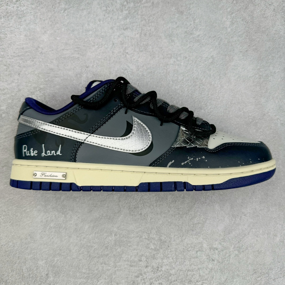 ＃YC纯原 NK Dunk Low 暗黑灰 FV8106-181 定制系列天花板 无原鞋不开发 全系列得物原鞋一比一校对开发 配色持续更新中 终端对接 优势输出 全套原厂楦头原纸板数据档案倾力打造 原汁原味莞产 极致还原 圈内最强针车工艺 高端零售指定版 广东原厂配套原盒原标 鞋盒分三个尺码段 原厂冲刀 超高清洁度 全鞋零毛边皮料切割 采用原厂百宏鞋带以及原厂百宏织唛舌标 内标可供原厂几率过验 进口原装条纹中底布 四线拉帮白色点胶 原厂拉帮手法遵循公司 原厂电绣 极致还原 尺码：40 40.5 41 42 42.5 43 44 44.5 45 46-选品中心