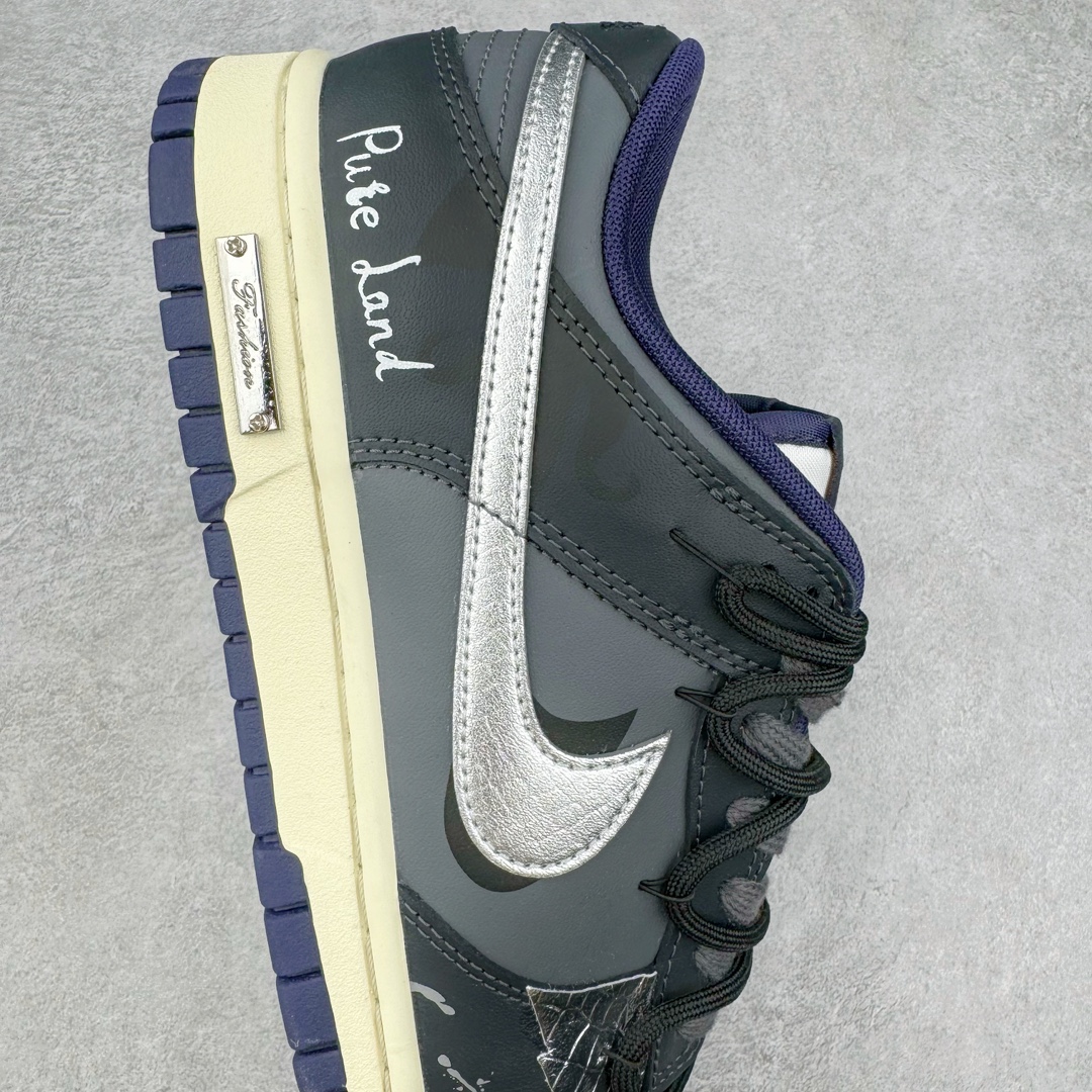 图片[6]-＃YC纯原 NK Dunk Low 暗黑灰 FV8106-181 定制系列天花板 无原鞋不开发 全系列得物原鞋一比一校对开发 配色持续更新中 终端对接 优势输出 全套原厂楦头原纸板数据档案倾力打造 原汁原味莞产 极致还原 圈内最强针车工艺 高端零售指定版 广东原厂配套原盒原标 鞋盒分三个尺码段 原厂冲刀 超高清洁度 全鞋零毛边皮料切割 采用原厂百宏鞋带以及原厂百宏织唛舌标 内标可供原厂几率过验 进口原装条纹中底布 四线拉帮白色点胶 原厂拉帮手法遵循公司 原厂电绣 极致还原 尺码：40 40.5 41 42 42.5 43 44 44.5 45 46-选品中心