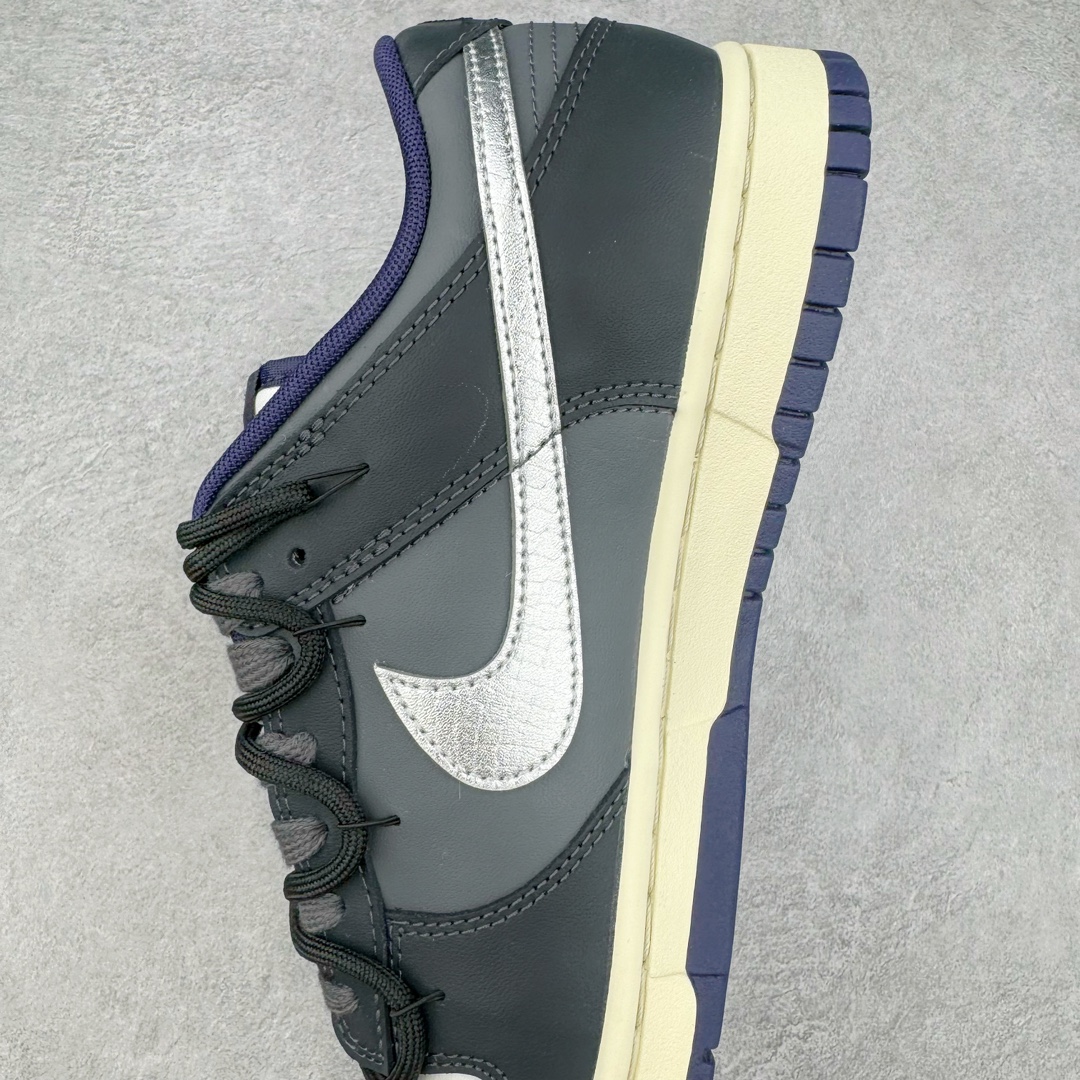 图片[7]-＃YC纯原 NK Dunk Low 暗黑灰 FV8106-181 定制系列天花板 无原鞋不开发 全系列得物原鞋一比一校对开发 配色持续更新中 终端对接 优势输出 全套原厂楦头原纸板数据档案倾力打造 原汁原味莞产 极致还原 圈内最强针车工艺 高端零售指定版 广东原厂配套原盒原标 鞋盒分三个尺码段 原厂冲刀 超高清洁度 全鞋零毛边皮料切割 采用原厂百宏鞋带以及原厂百宏织唛舌标 内标可供原厂几率过验 进口原装条纹中底布 四线拉帮白色点胶 原厂拉帮手法遵循公司 原厂电绣 极致还原 尺码：40 40.5 41 42 42.5 43 44 44.5 45 46-选品中心