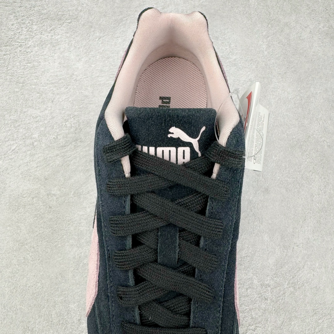 图片[5]-＃S2纯原 PUMA Speedca OG 彪马极速赛车系列低帮德训风拼接复古百搭休闲运动赛车鞋 鞋款从80、90年代赛车手所穿的防火赛车鞋为原型，鞋身线条模仿了赛车的流线廓形，体现了空气动力学原理的结构。简约流畅的外观，恰好又和贯穿其中的Formstrip Logo融合恰到好处，视觉上细节丰富且协调。本次Speedcat OG鞋款归来，最大看点自然式保留了窄版鞋型以及薄底构造。这两年各品牌鞋底越做越厚，Speedcat反其道而行之，上脚几乎无鞋底的效果带来耳目一新的视觉体验。鞋面依旧是以质感细腻的麂皮材质打造，并且大面积近乎全包裹的使用，复古味道也愈发浓烈。配色上更是将最原始的黑色和红色带回，向F1赛车队的标志性队服致敬。相信让各位一眼种草的更多是出挑的大红色，上脚即可瞬间点亮整体造型，在以球鞋为核心的OOTD中脱颖而出。而另一款黑色则是低调的万金油，彰显新潮个性的同时又不喧宾夺主，也是热爱简约系穿搭朋友的首选。 尺码：36 37 37.5 38 38.5 39 40 40.5 41 42 42.5 43 44 44.5 45 46-选品中心